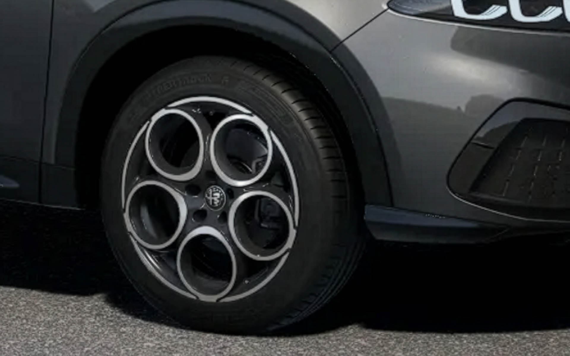 スプリントの18インチ5ホールブラックアルミホイール（ダイヤモンドカット）