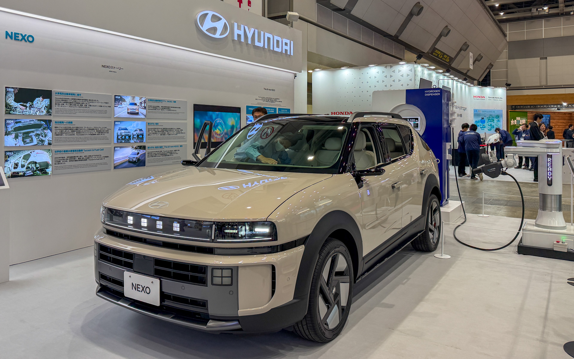 新型FCEV「ネッソ」と水素充填ロボットが展示されたヒョンデブース