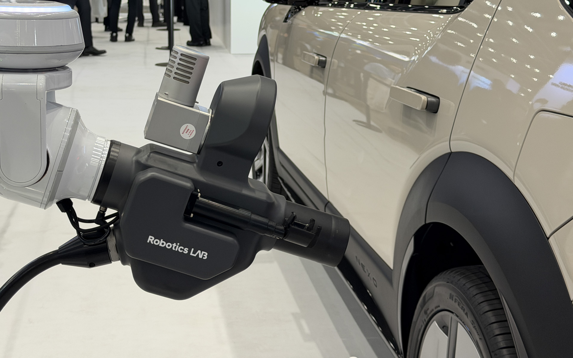 ロボットアームにより車両側の充填口の蓋を開閉