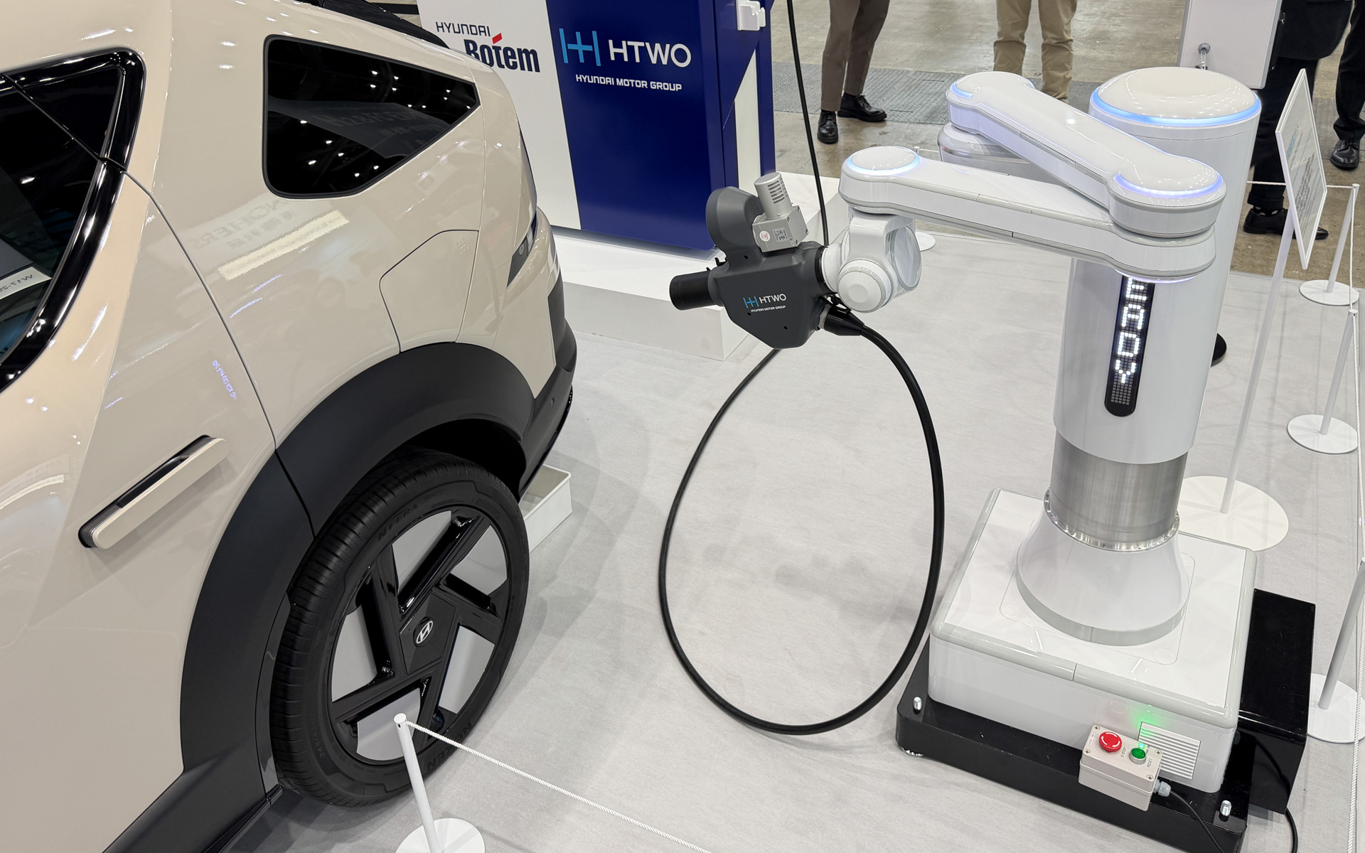 水素充填を行なう水素充填ロボットのデモが行なわれた