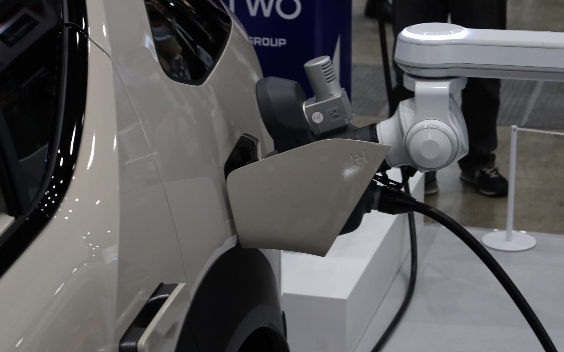 車両側の充填口に合わせてノズルを差し込んでいく