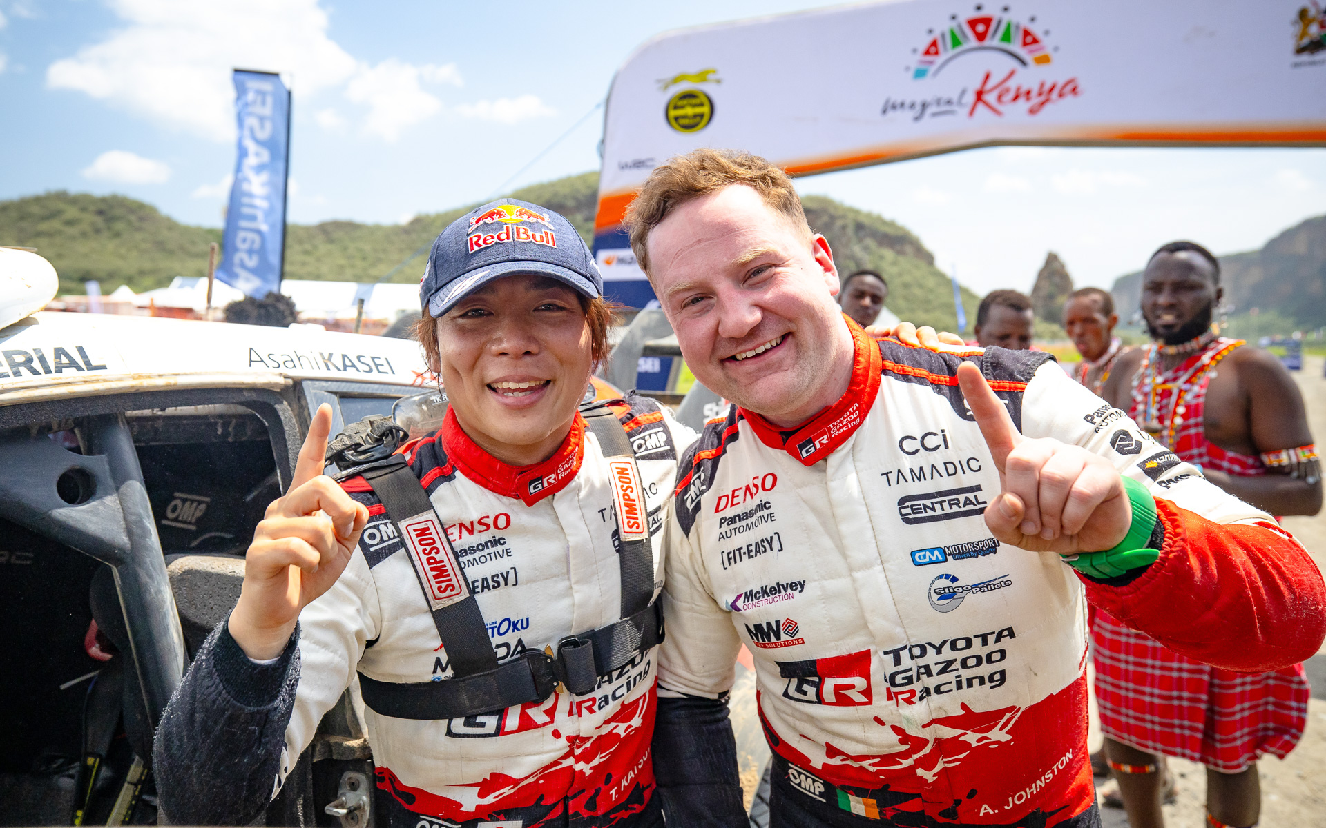 WRC第3戦サファリ・ラリー・ケニアを優勝した勝田貴元選手（左）とアーロン・ジョンストン選手（右）