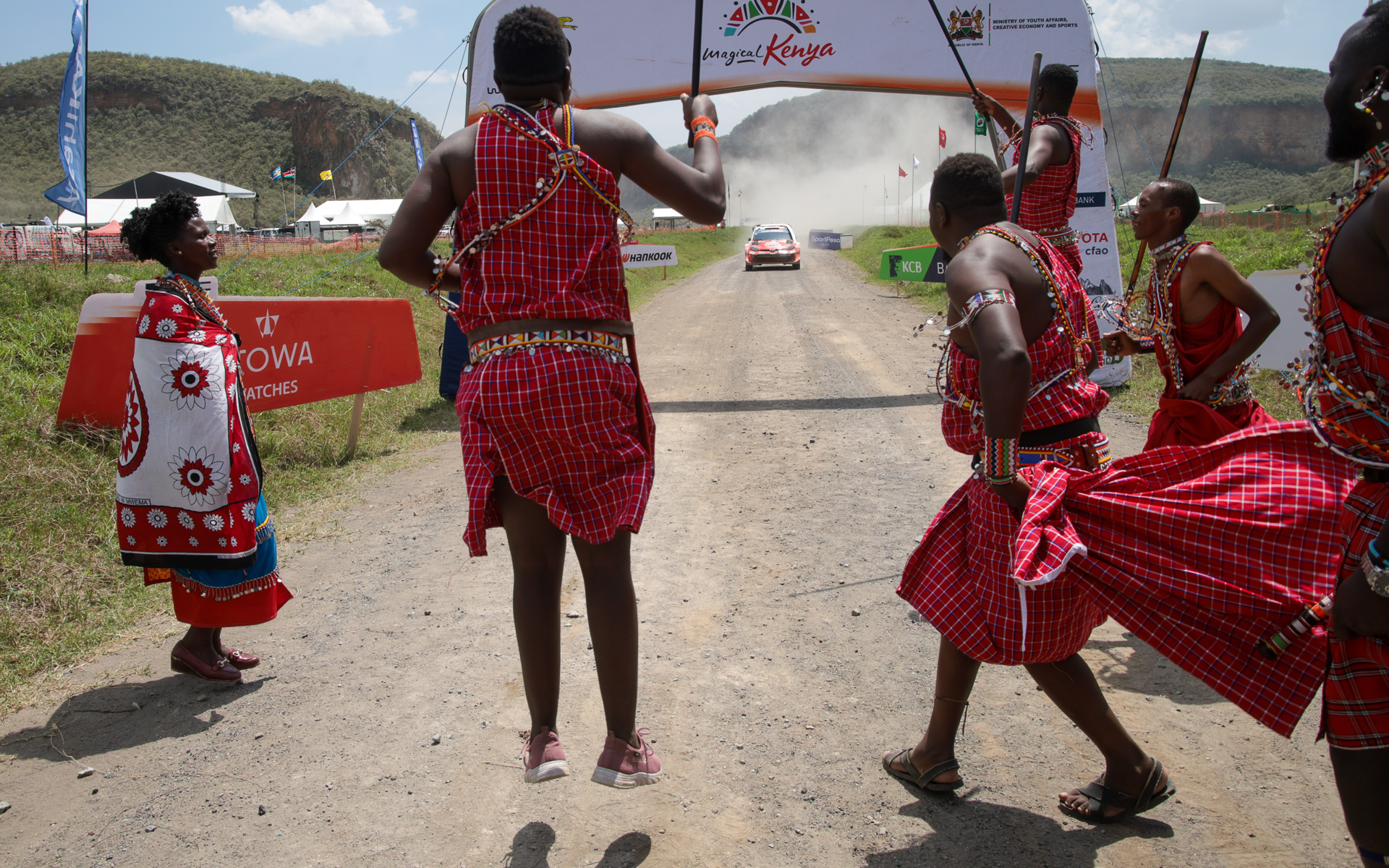 トップでゴールする勝田貴元/アーロン・ジョンストン組