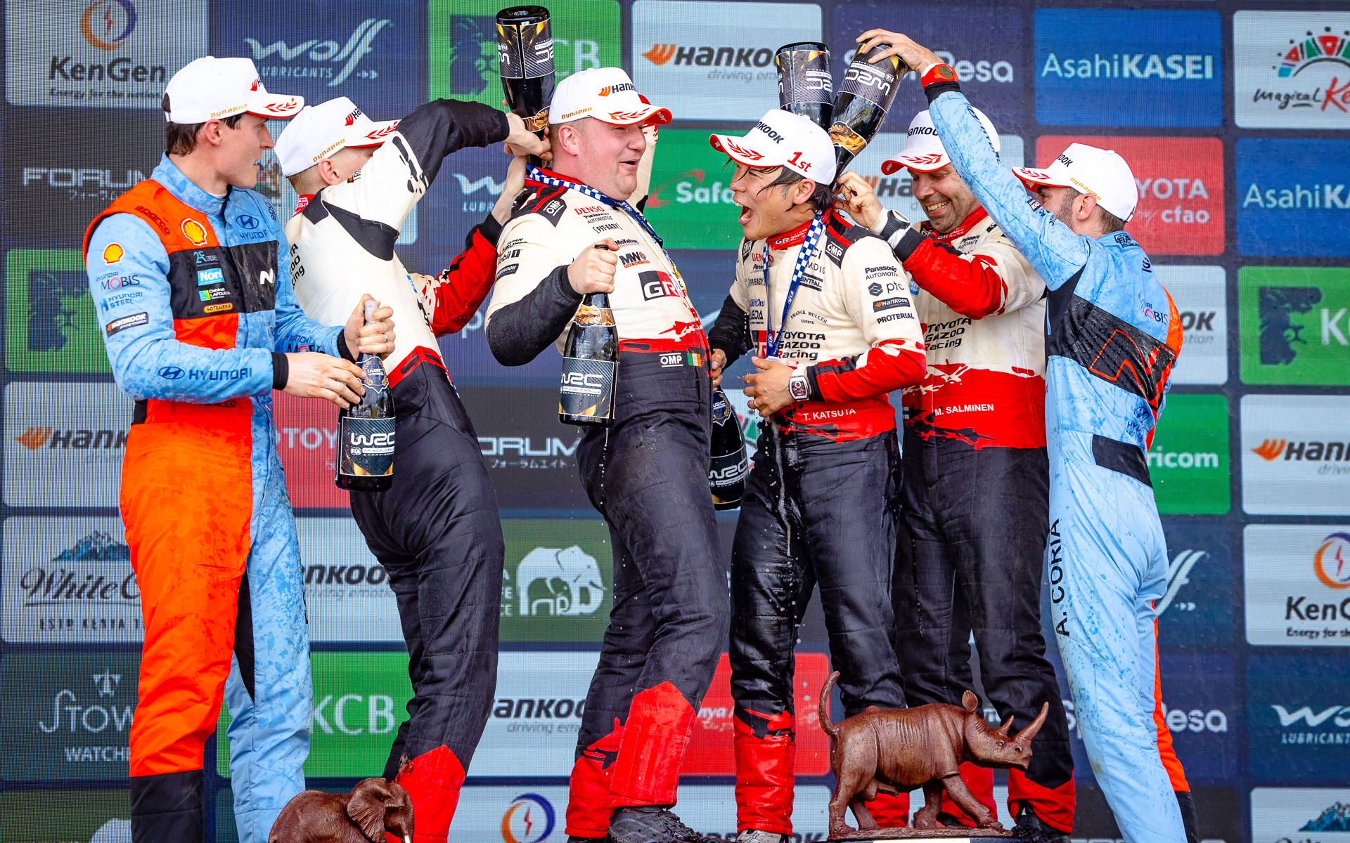 ライバルから祝福を受ける勝田貴元/アーロン・ジョンストン組