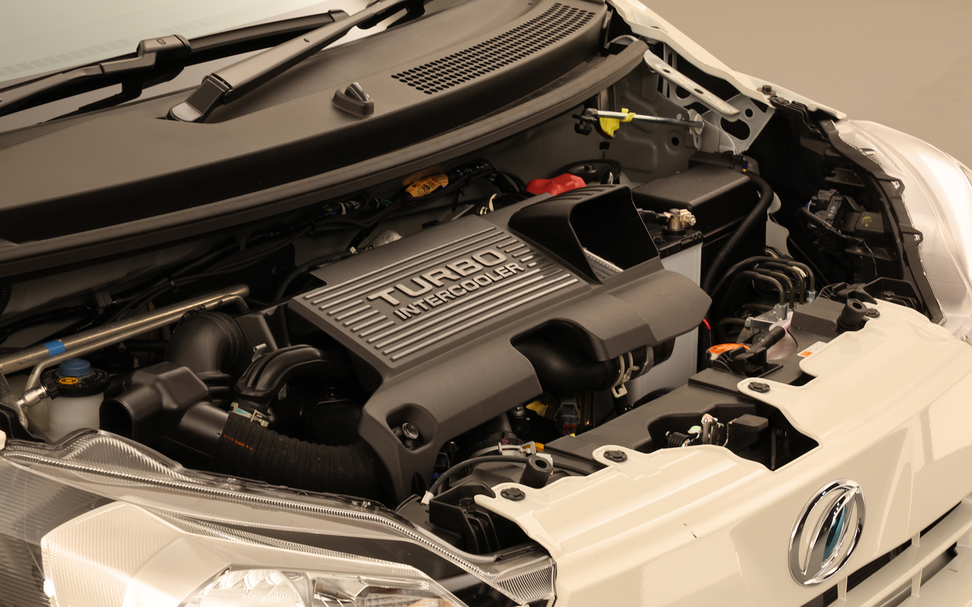 ミライースDSRのパワートレーンは、ターボ仕様のKF-VETエンジンにフロア5速MTの組み合わせ