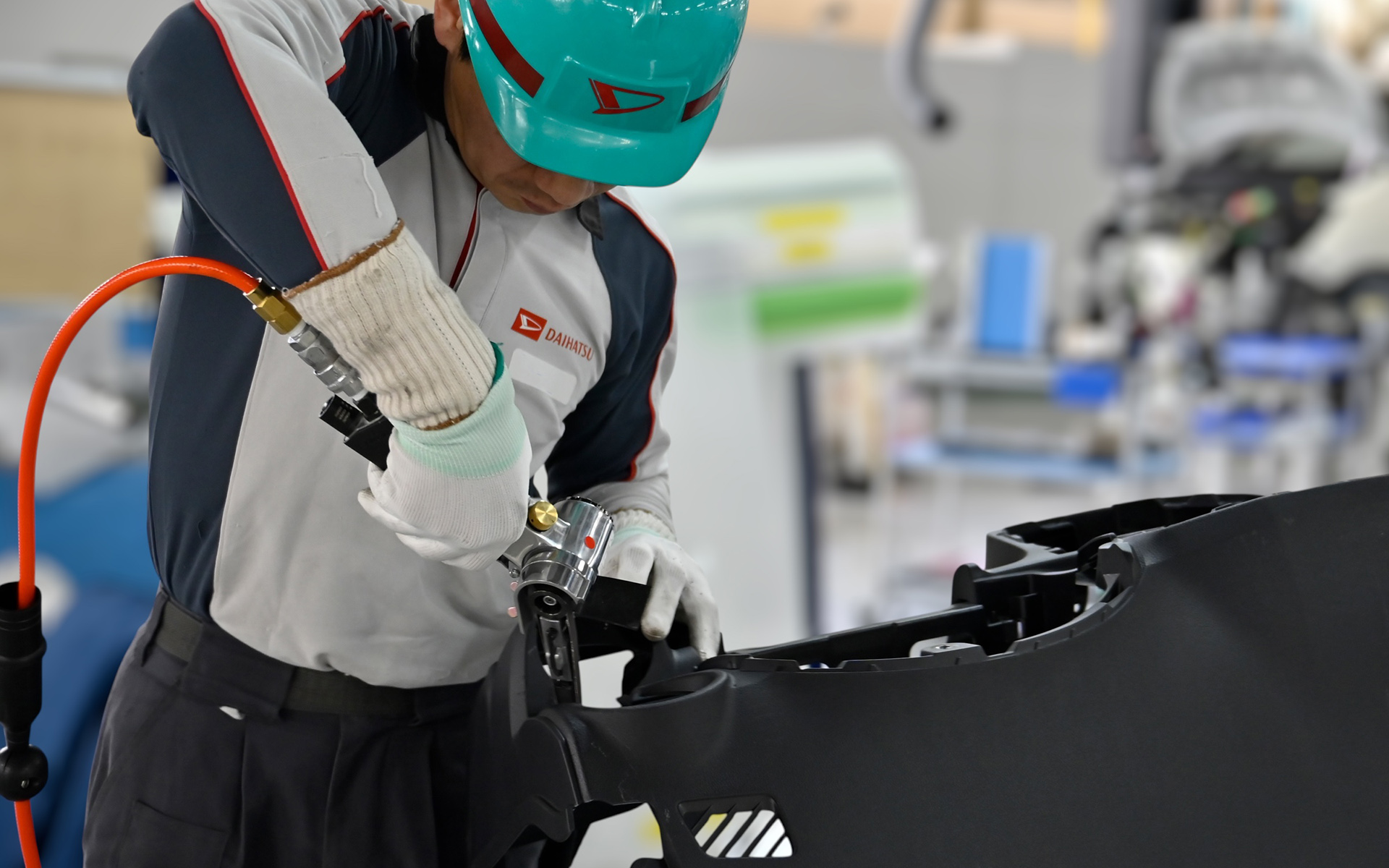 エンジンとトランスミッションの換装はダイハツ工場で行なわれる