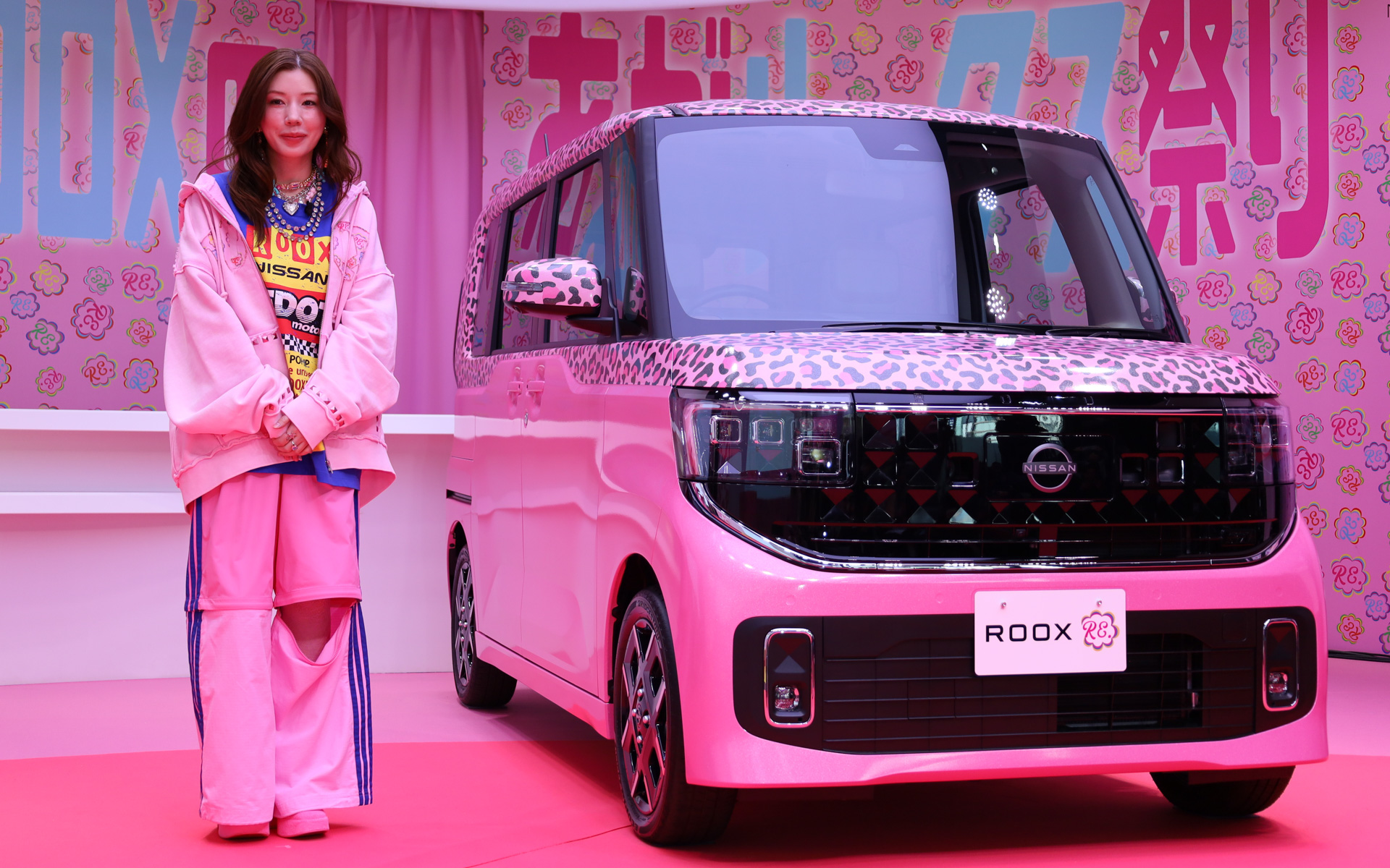 「仲里依紗とROOXのあがルークス祭り」の会場に展示されたヒョウ柄ピンクの「ルークス」とともに、仲里依紗さんが登場。仲さんがプロデュースしたこだわりのラッピングデザインが施された