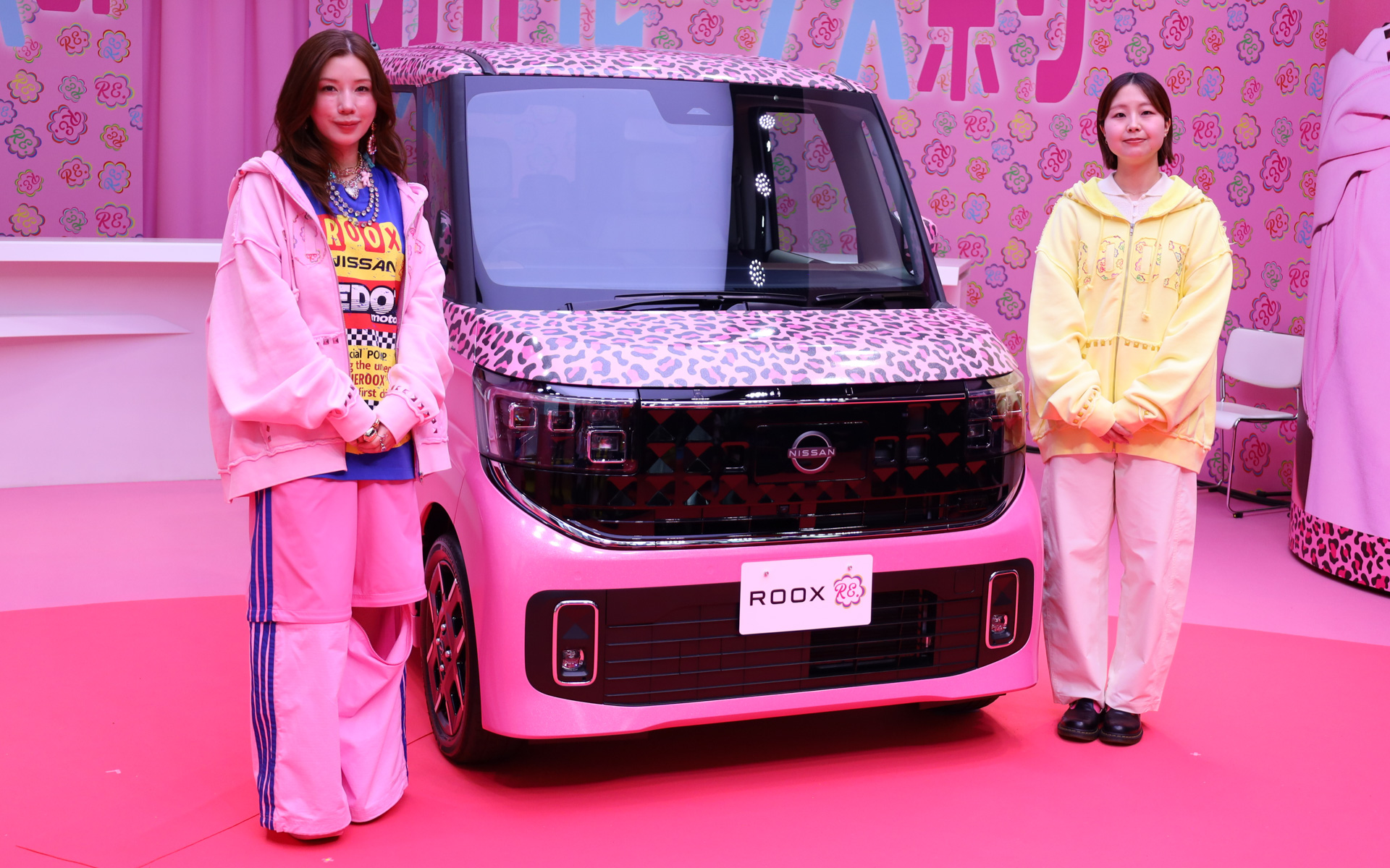 仲里依紗さん（左）と日産自動車株式会社 グローバルデザイン本部 アドバンスドデザイン部 三宅広華氏（右）