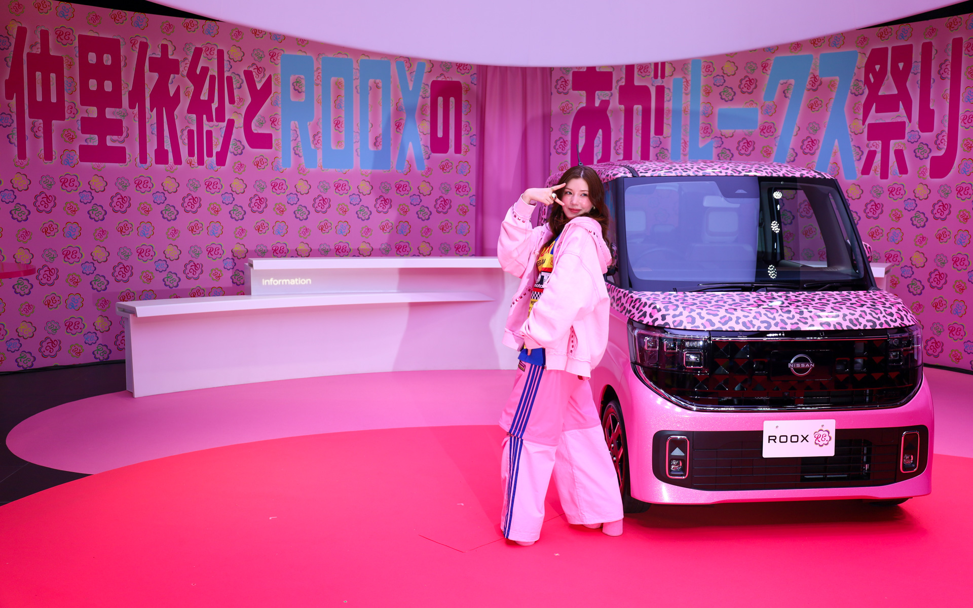 自身がプロデュースしたルークスとのフォトセッションを行なう仲里依紗さん