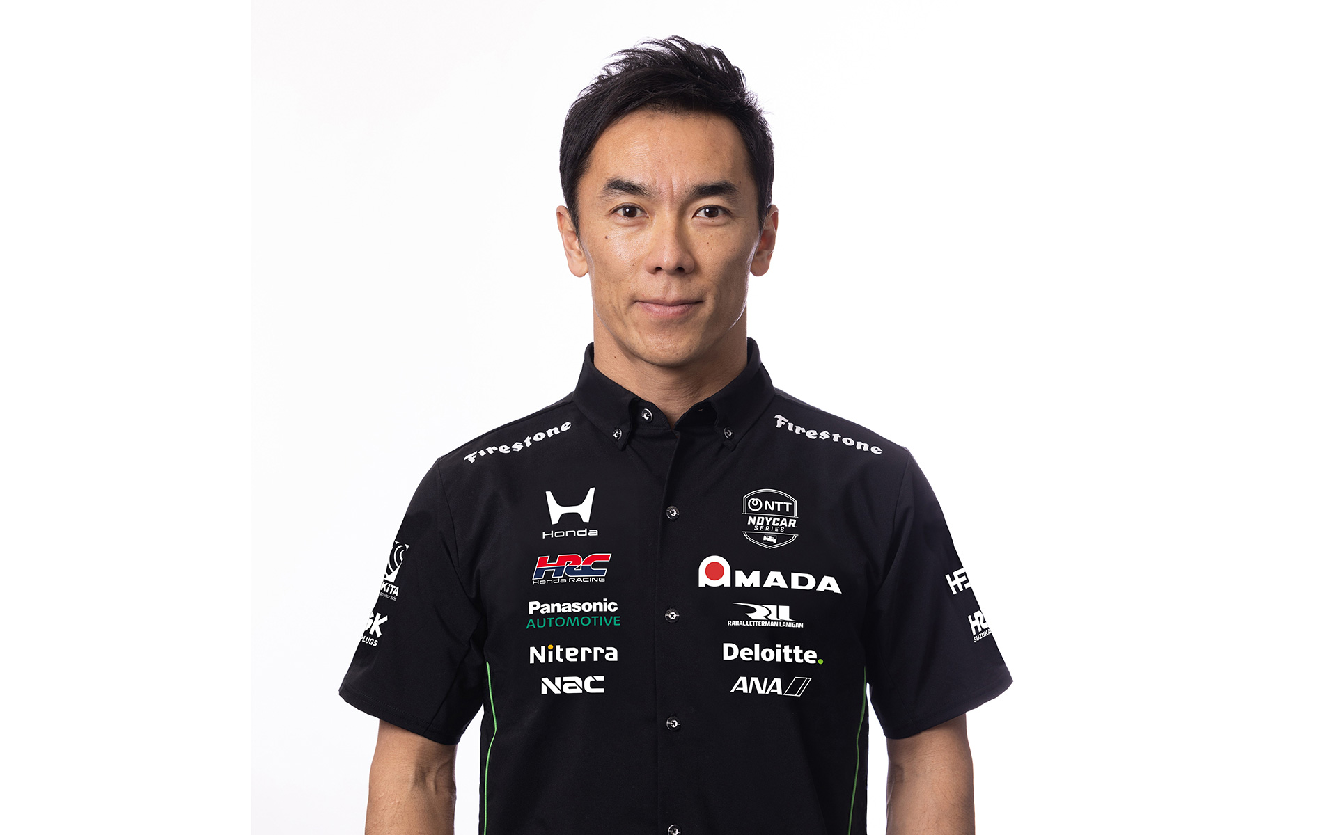 佐藤琢磨選手は学生時代は自転車競技に打ち込み、20歳で鈴鹿サーキットレーシングスクールに入校。首席で卒業後に渡英し、2001年に日本人初のイギリスF3チャンピオンを獲得。マスターズF3、マカオGPも制覇。2002年から2008年までF1に参戦し、2004年アメリカGPで3位表彰台を獲得。2010年からインディカー・シリーズに挑戦し、2013年ロングビーチGPで日本人初優勝を果たす。2017年には世界三大レースの1つであるインディ500を日本人として初制覇し内閣総理大臣顕彰を受けた。2020年にインディ500で2度目の優勝を獲得した。現在は3度目の優勝を目指してインディ500に絞って参戦している。Honda Racing School Suzukaのプリンシパルとして若手育成に携わるほか、Honda Racing Corporationのエグゼクティブ・アドバイザーとしてドライバー育成やレースサポートにも関わる。「TAKUMA KIDS KART CHALLENGE」など子供たちの夢を応援する活動にも積極的に取り組んでいる