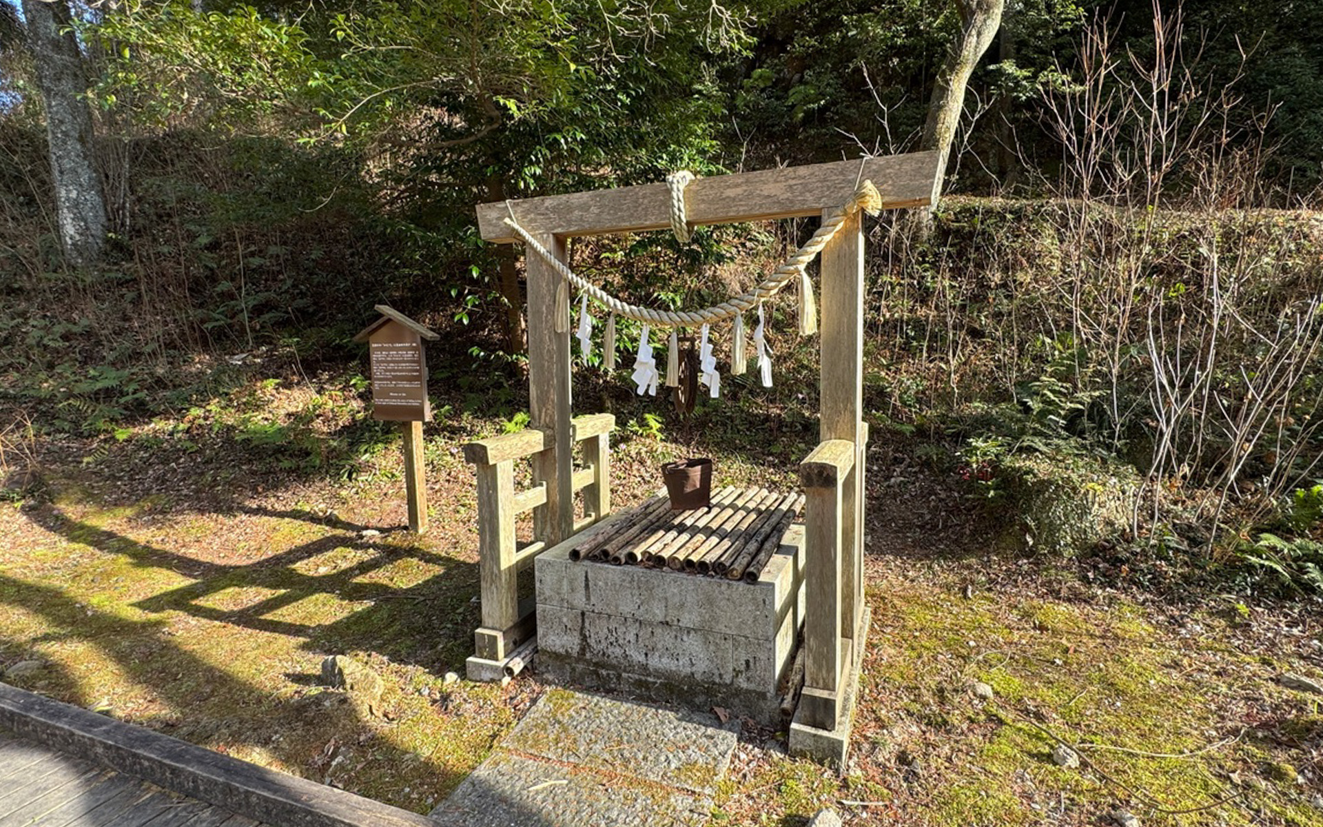 親氏公が後に妻となる水姫と出会った場所であることから、多くの若い男女の縁結びスポットとなったという、見初めの井戸。昭和7年の水害によって土砂で埋まってしまったのですが、東照宮の氏子たちによって復元され、地元の皆さんに大切にされているのだそうです