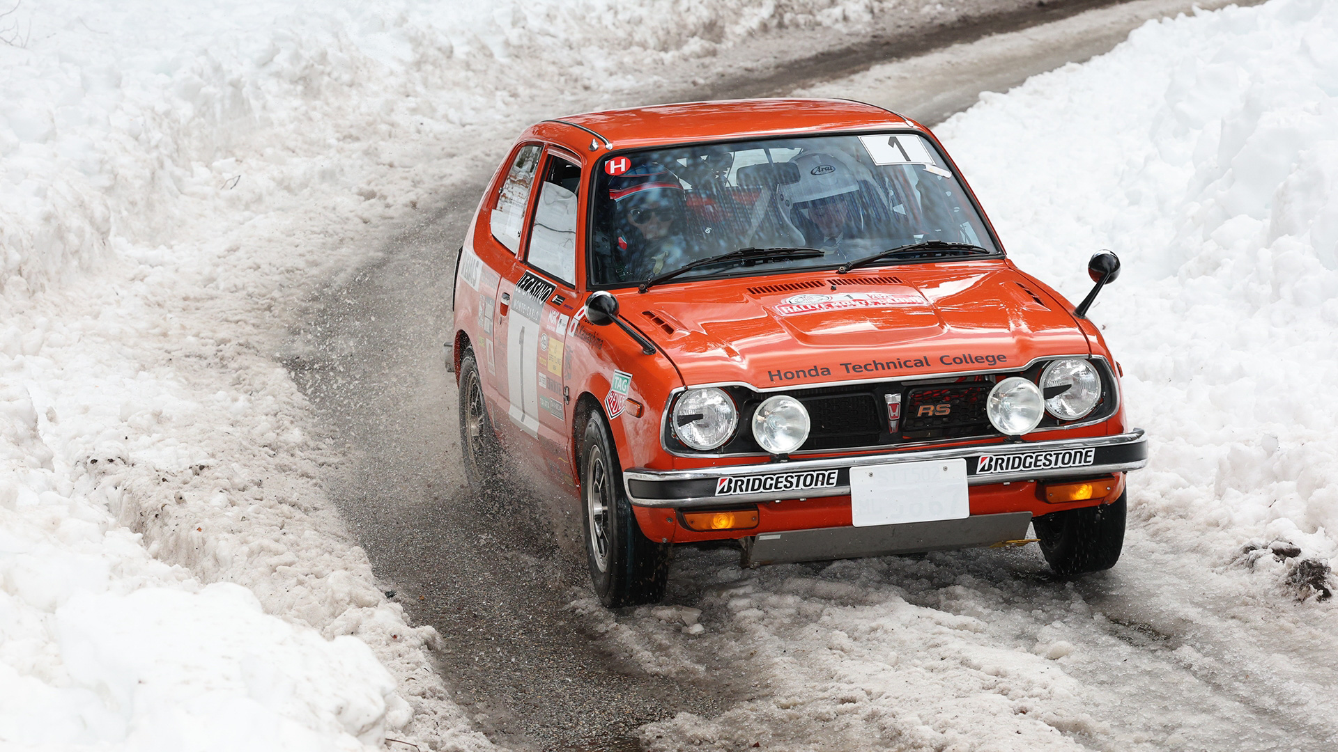 「ホンダ学園」の学生によってレストアされた「シビック」が走った！
