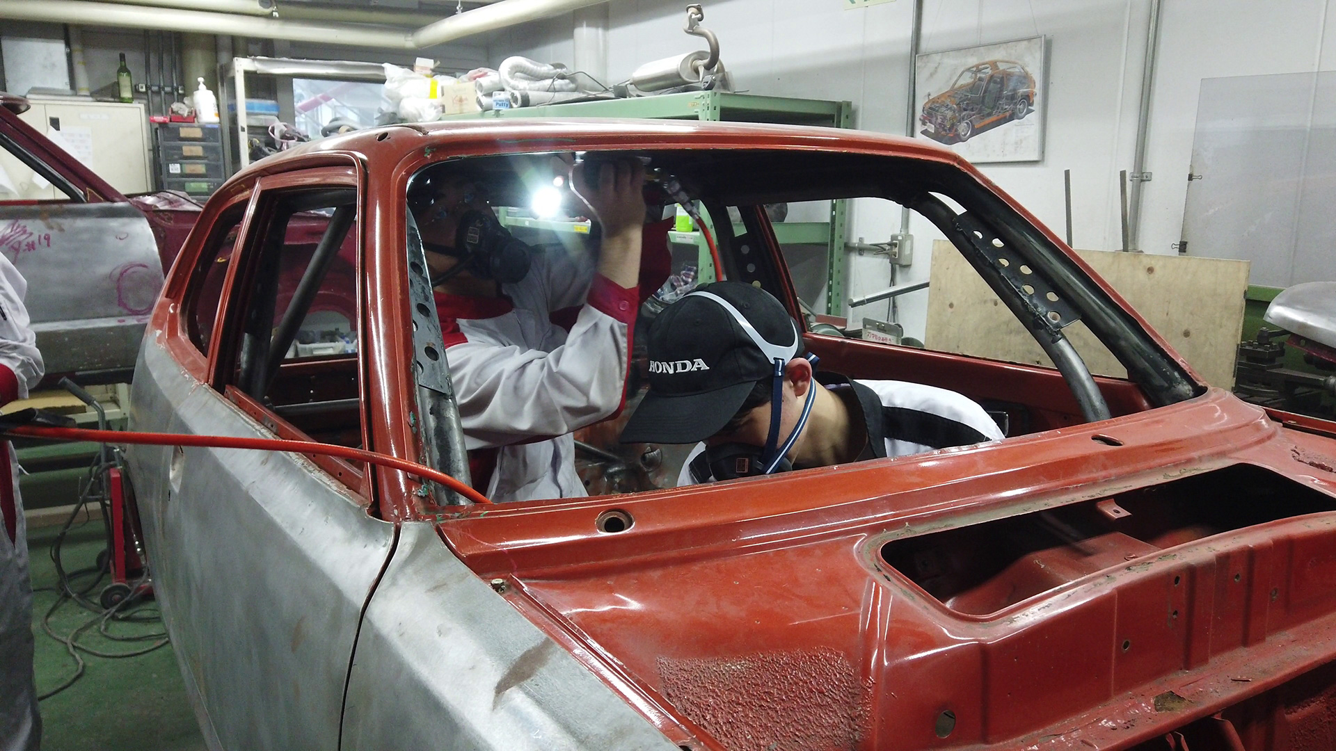 「ホンダ学園」の学生が50年前の「シビック」をレストア