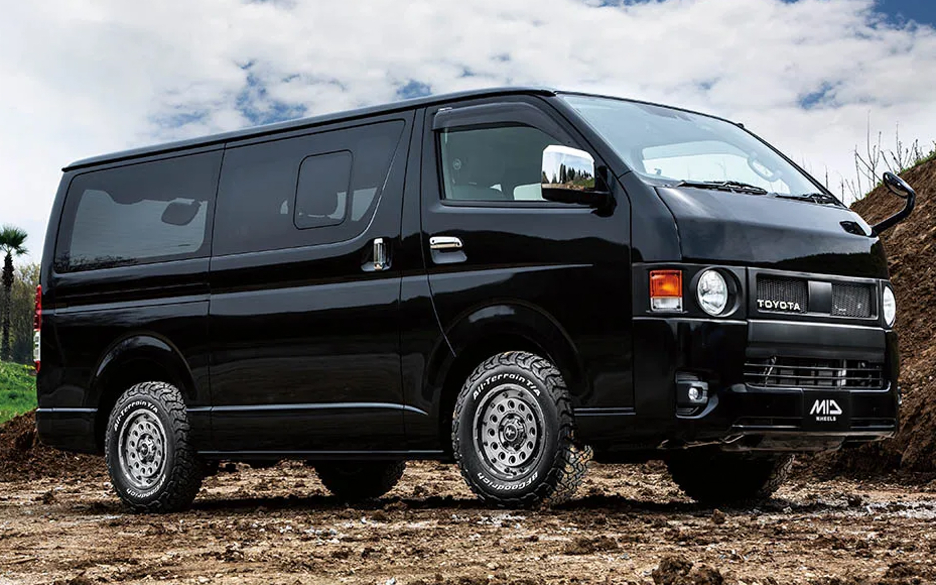 H12 SHOTGUN TACTICAL EDITION×トヨタ「ハイエース」装着イメージ