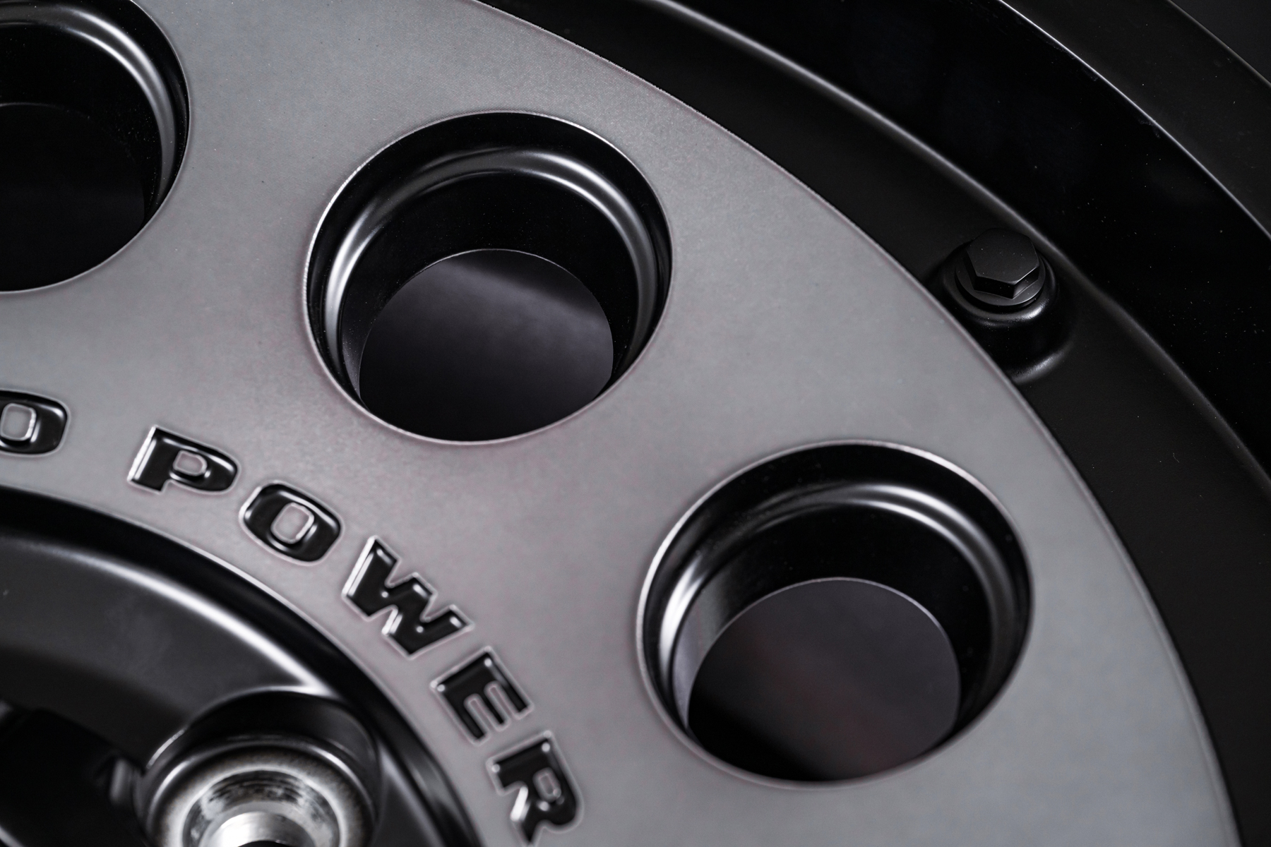 12個のホールは段差が設けられていてより奥行き感のあるデザインとなっている