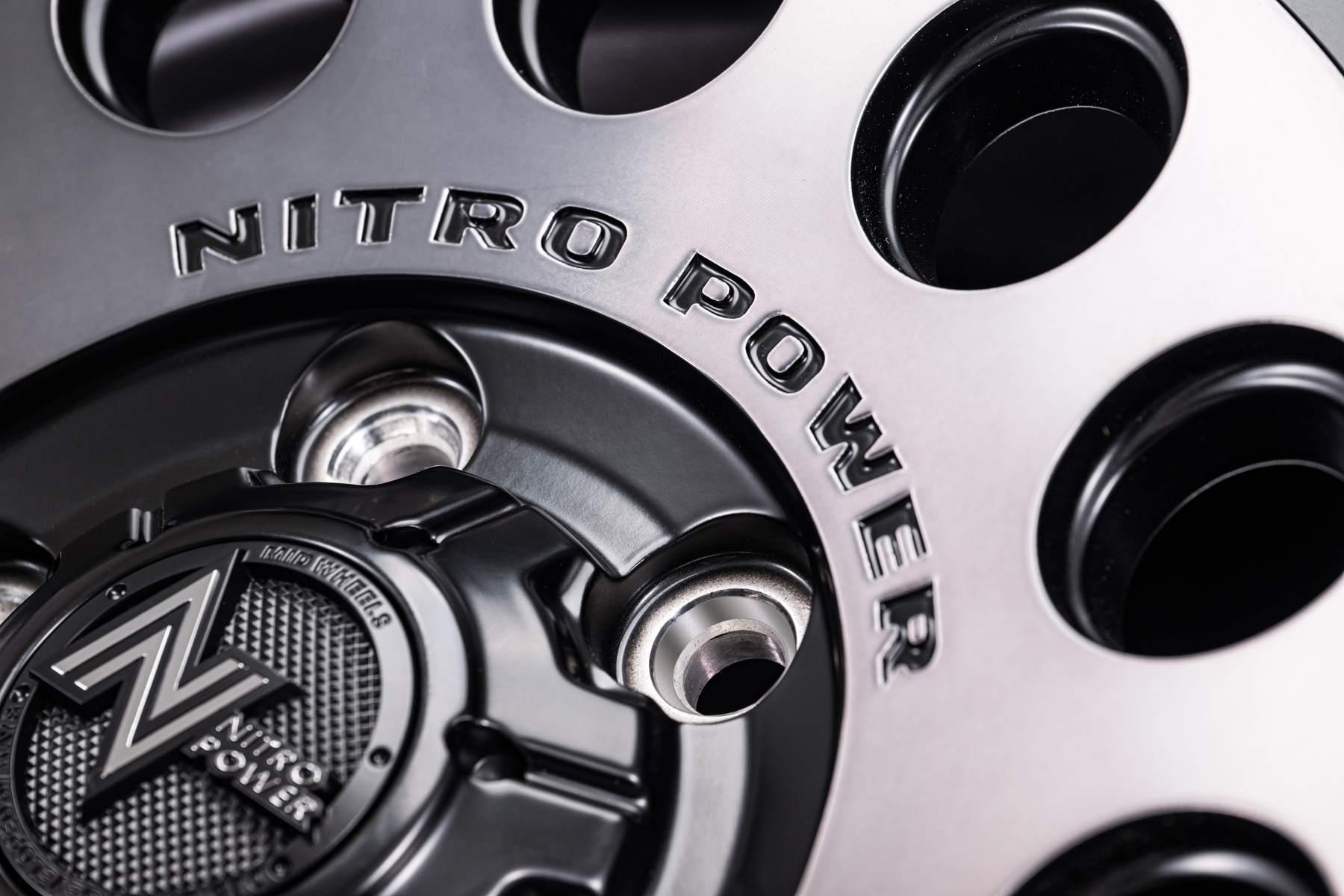 製造技術の限界を極めた精密な文字が彫り込まれる。なお、5穴のP.C.D.139.7以外は専用センターキャップも付属する