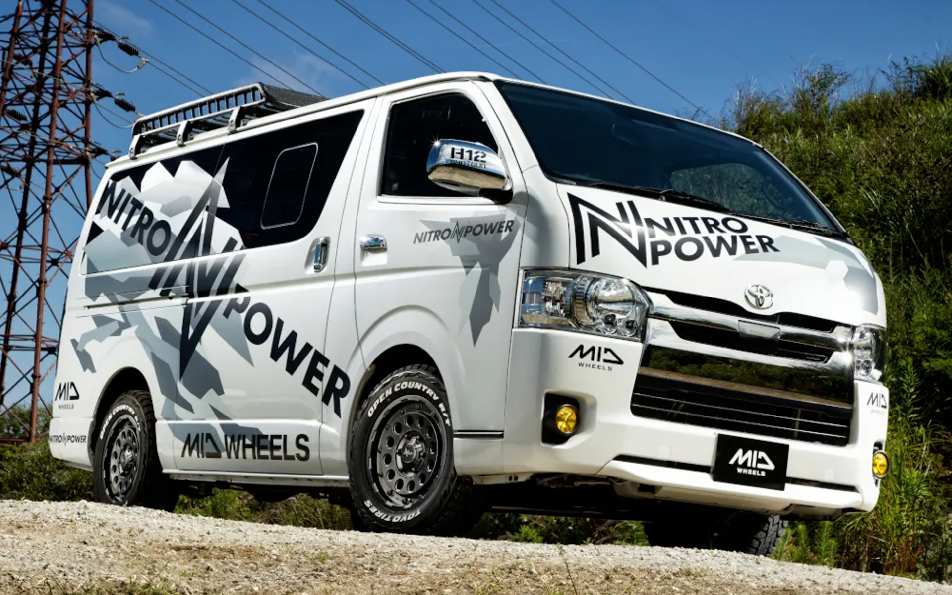 H12 SHOTGUN（従来色ブラッククリア/マシニング）×トヨタ「ハイエース」装着イメージ