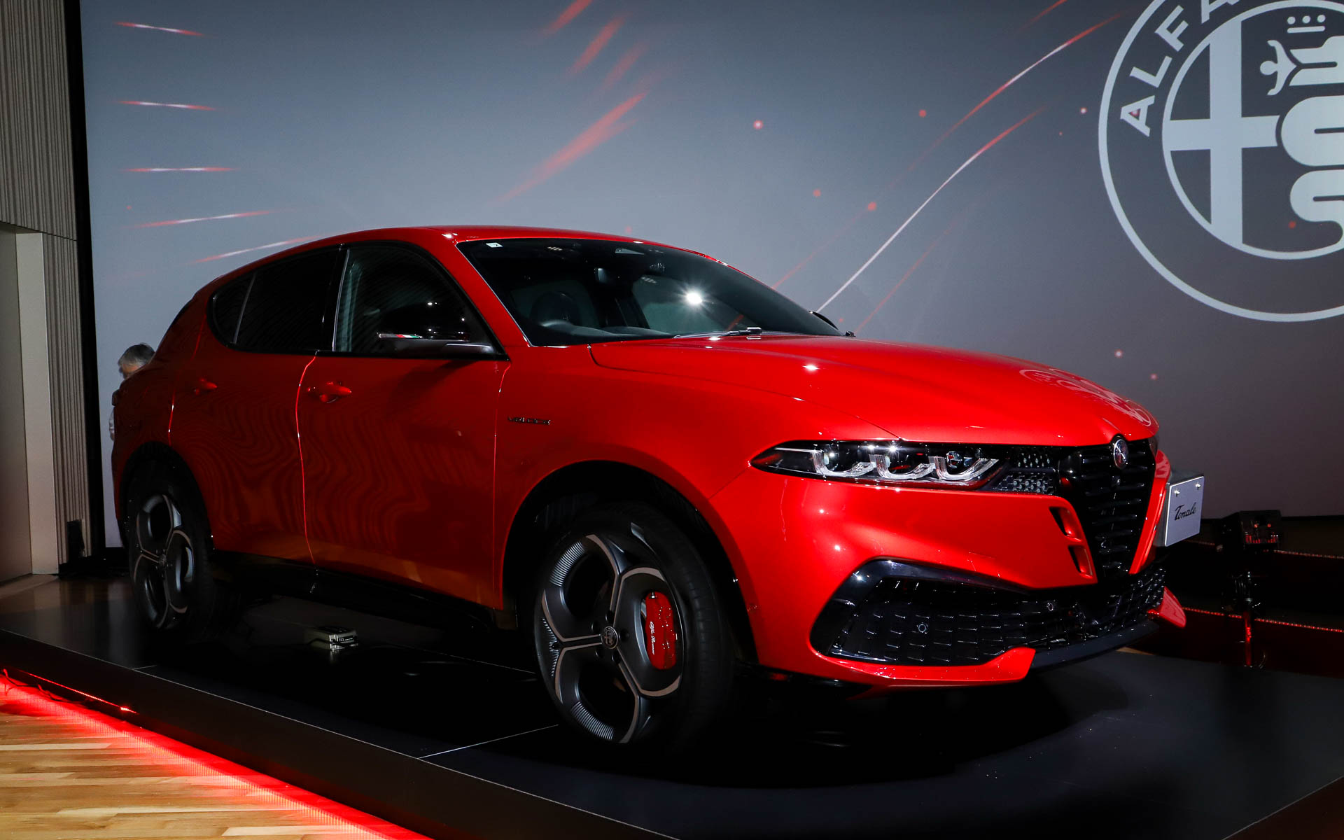 トナーレのボディサイズは4520×1835×1600mm（全長×全幅×全高）、ホイールベースは2635mm。最高出力117kW（160PS）/5750rpm、最大トルク240Nm（24.5kgfm）/1700rpmを発生する直列4気筒DOHC 1.5リッターターボエンジンを搭載し、最高出力15kW（20PS）/6000rpm、最大トルク55Nm（5.6kgfm）/2000rpmを発生するモーターを組み合わせる48Vマイルドハイブリッドシステムを採用