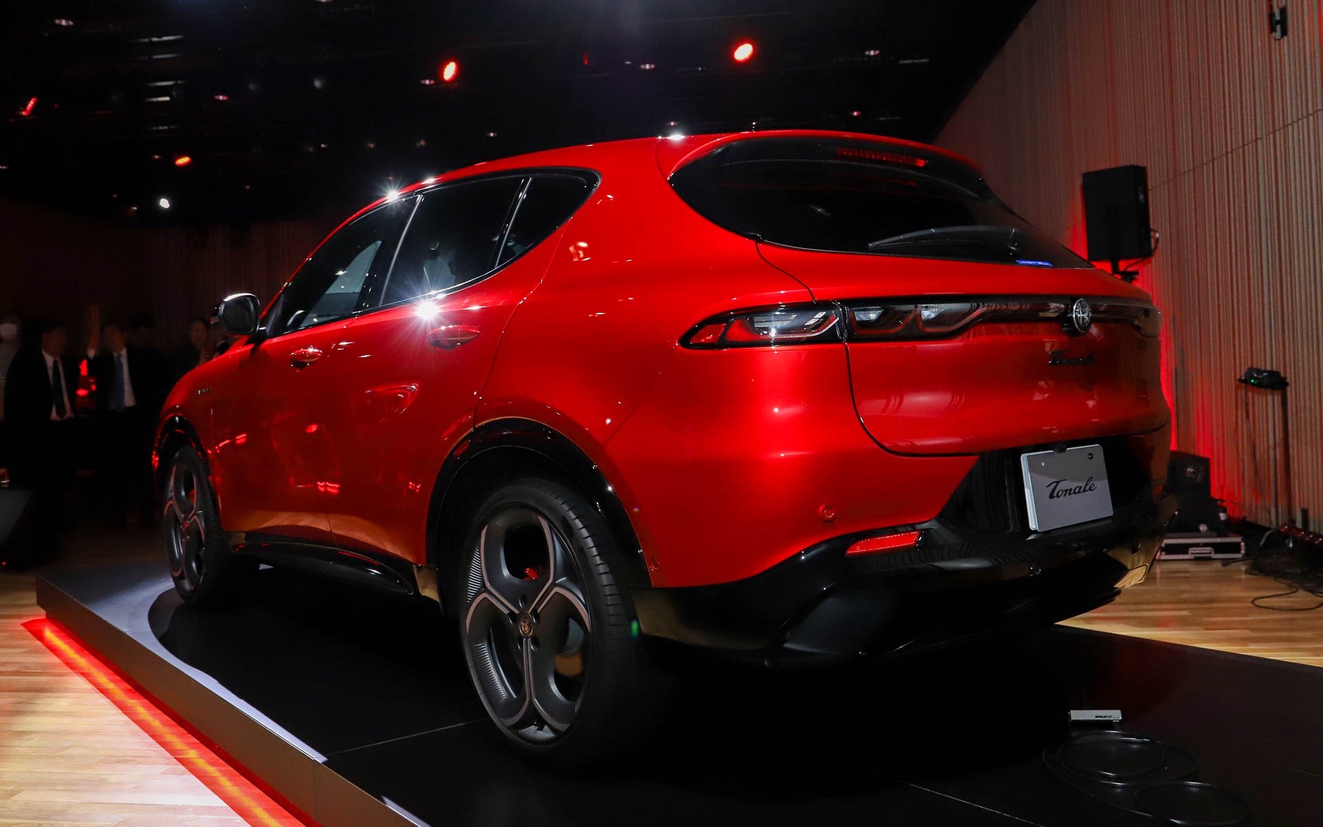 トナーレのボディサイズは4520×1835×1600mm（全長×全幅×全高）、ホイールベースは2635mm。最高出力117kW（160PS）/5750rpm、最大トルク240Nm（24.5kgfm）/1700rpmを発生する直列4気筒DOHC 1.5リッターターボエンジンを搭載し、最高出力15kW（20PS）/6000rpm、最大トルク55Nm（5.6kgfm）/2000rpmを発生するモーターを組み合わせる48Vマイルドハイブリッドシステムを採用