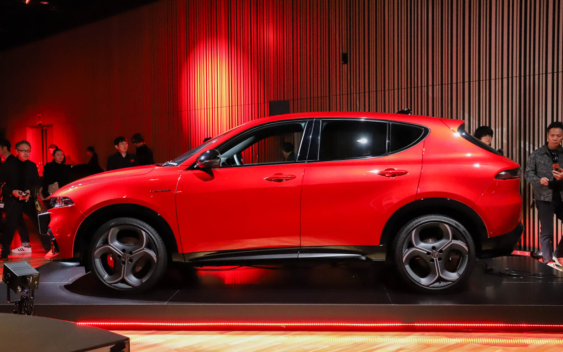 上級グレードのヴェローチェは、三つ葉をイメージした20インチ3ホール“フォリ”アルミホイール（ダイヤモンドカット）を採用