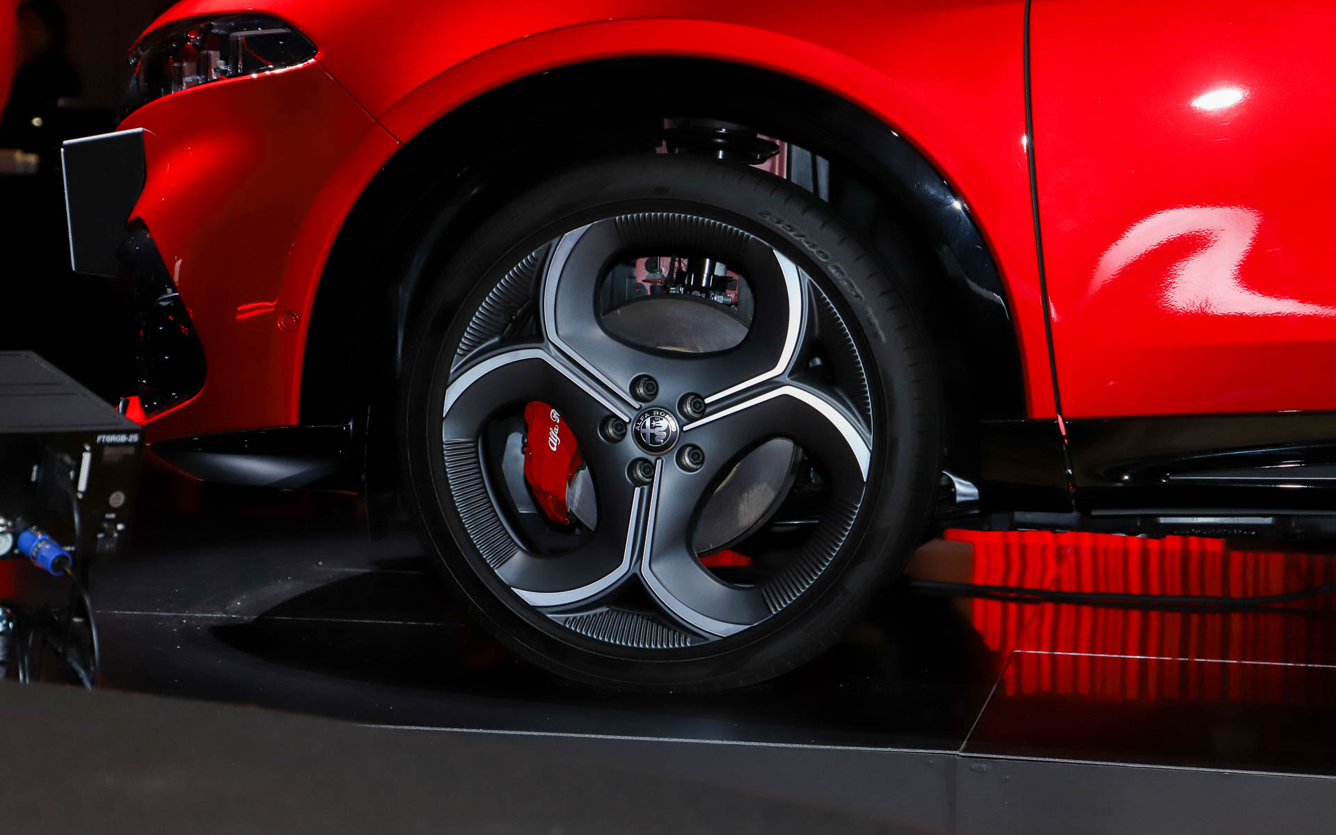 上級グレードのヴェローチェは、三つ葉をイメージした20インチ3ホール“フォリ”アルミホイール（ダイヤモンドカット）を採用