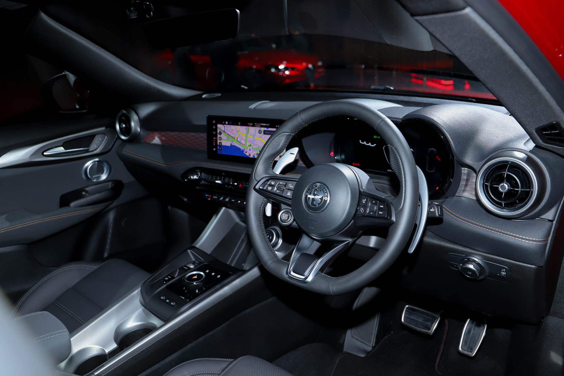 展示車は内装がブラックだったが、今回から新たにレッド内装も設定された