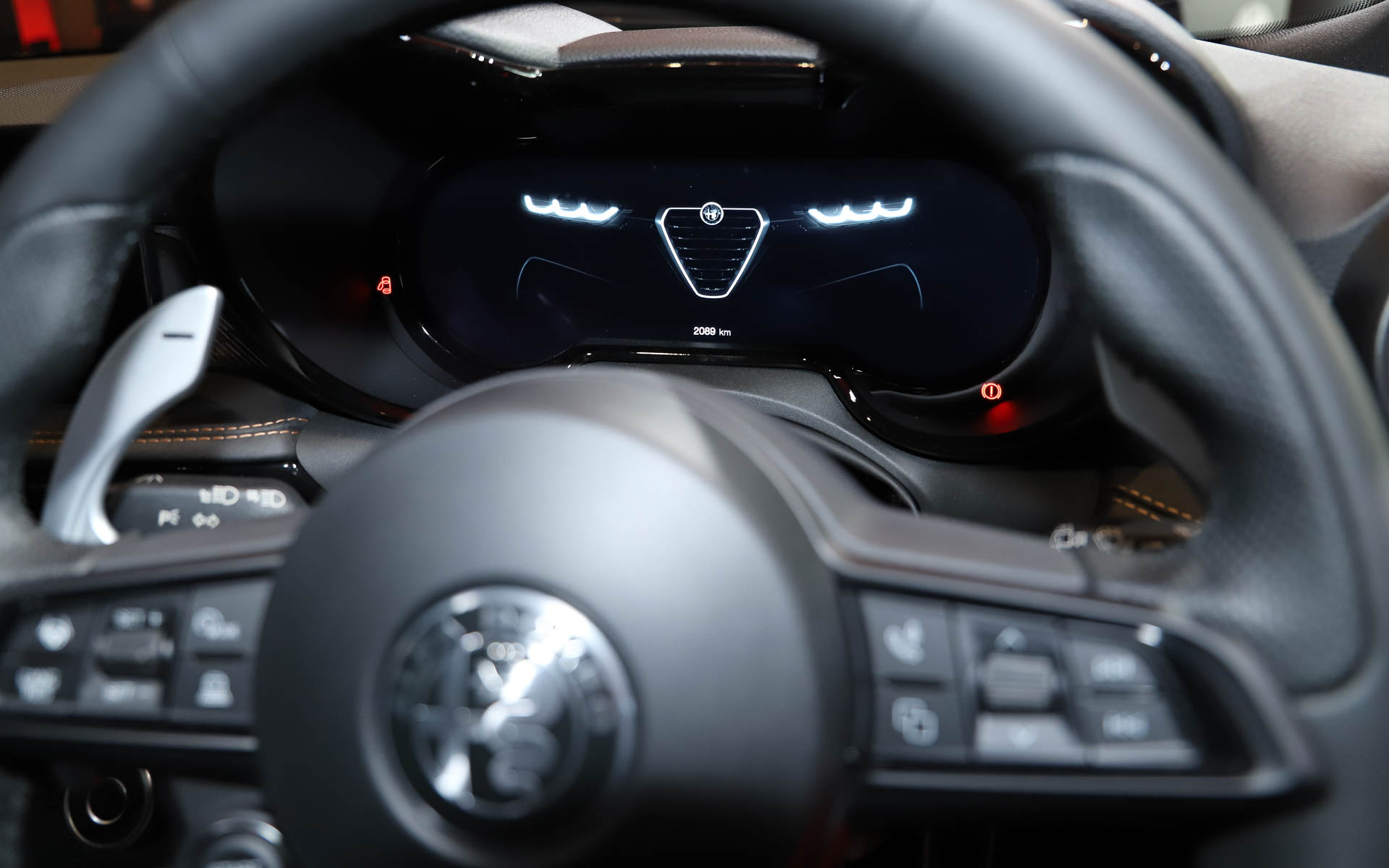 展示車は内装がブラックだったが、今回から新たにレッド内装も設定された