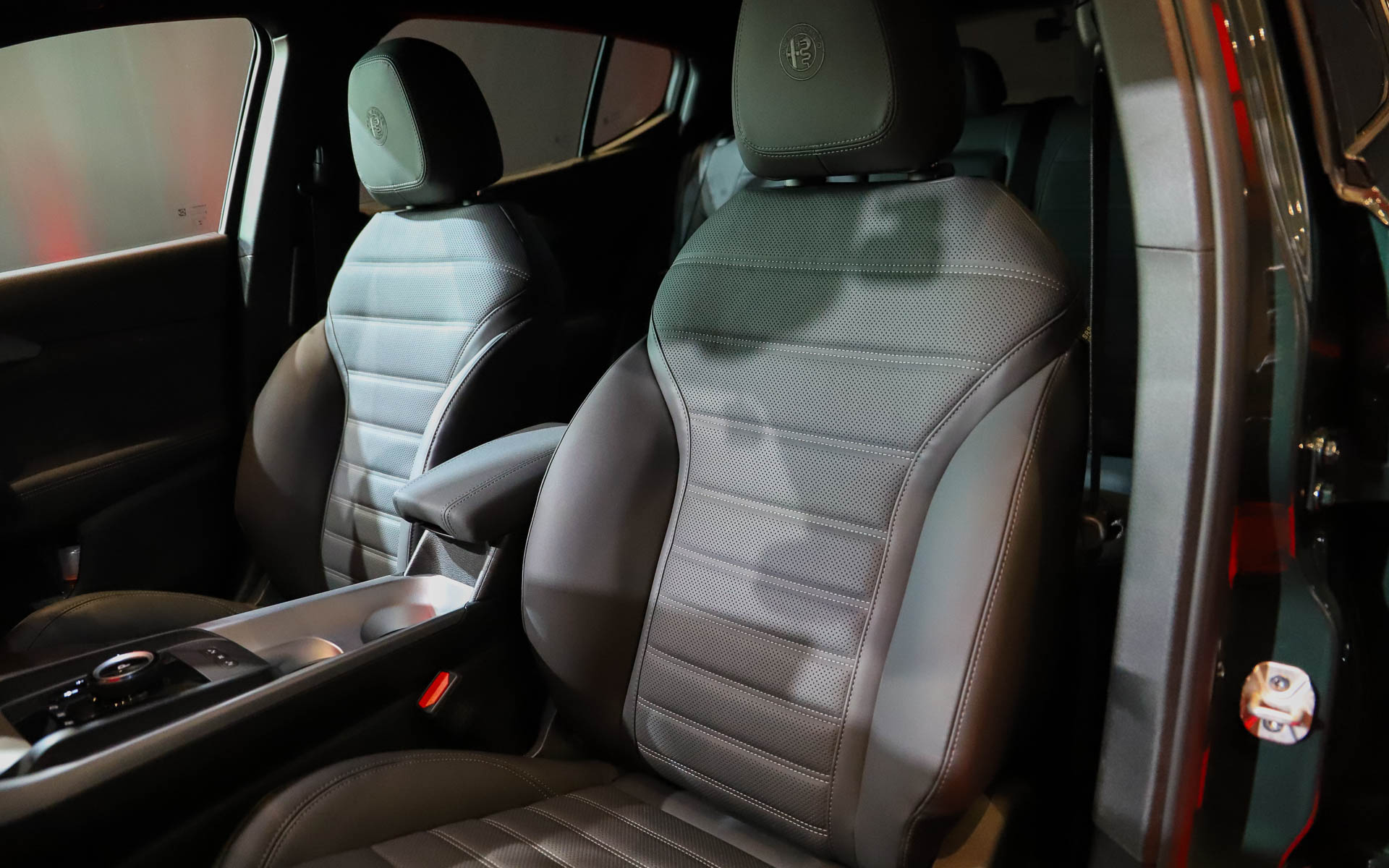 展示車は内装がブラックだったが、今回から新たにレッド内装も設定された