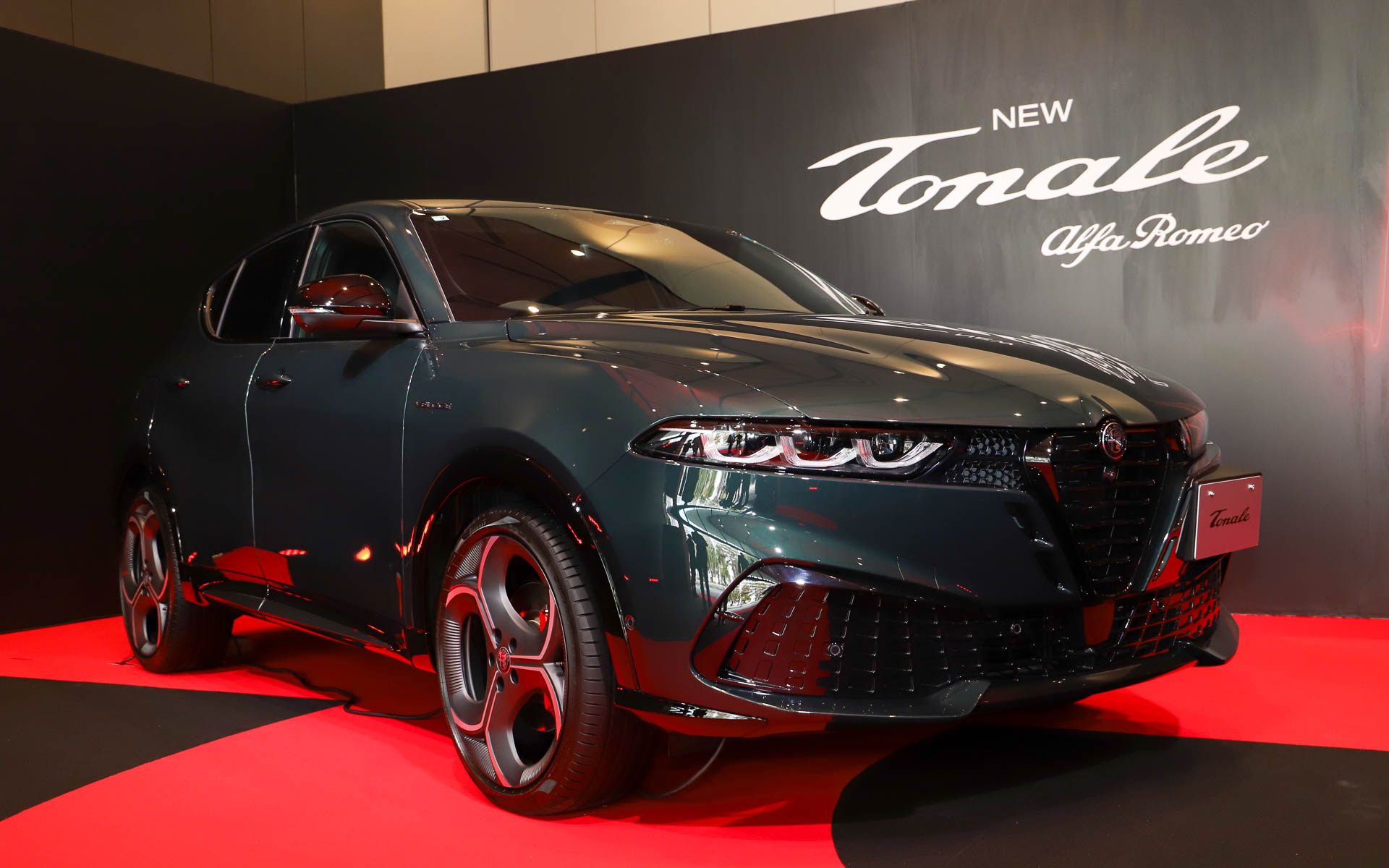 光の角度や環境によって多彩な表情を見せる深みのある新色「モンツァ グリーン」を設定