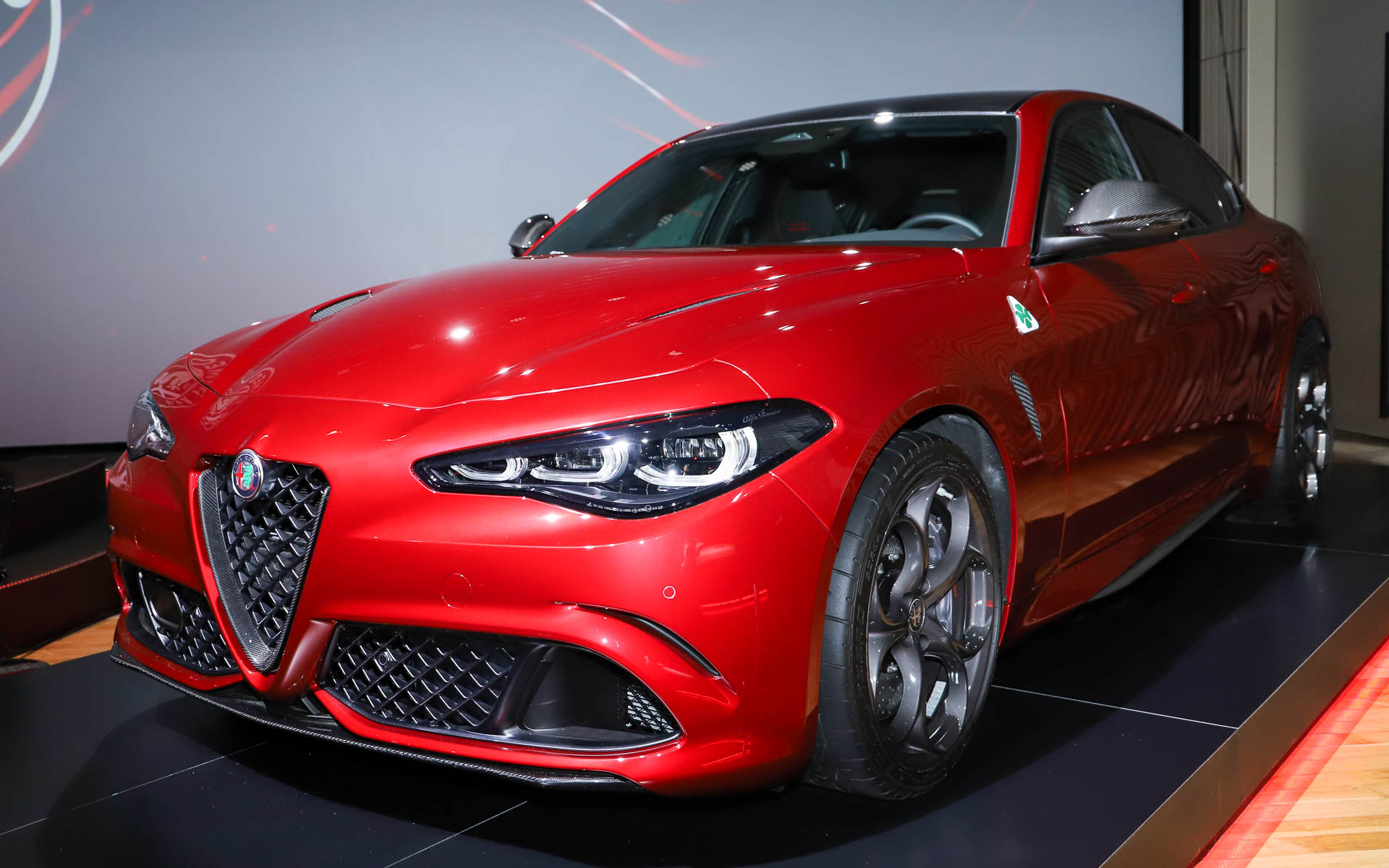 発表会会場には同日に発売された限定車「ジュリア クアドリフォリオ コレッツィオーネ」も展示。「ステルヴィオ クアドリフォリオ コレッツィオーネ」と合わせて世界で63台の限定生産となり、日本での販売台数はジュリアは11台（左ハンドル：7台、右ハンドル仕様：4台）、ステルヴィオは2台（右ハンドル仕様）も展示された。価格はジュリアが1963万円、ステルヴィオが2010万円。両車とも3月20日～4月19日の抽選販売となる