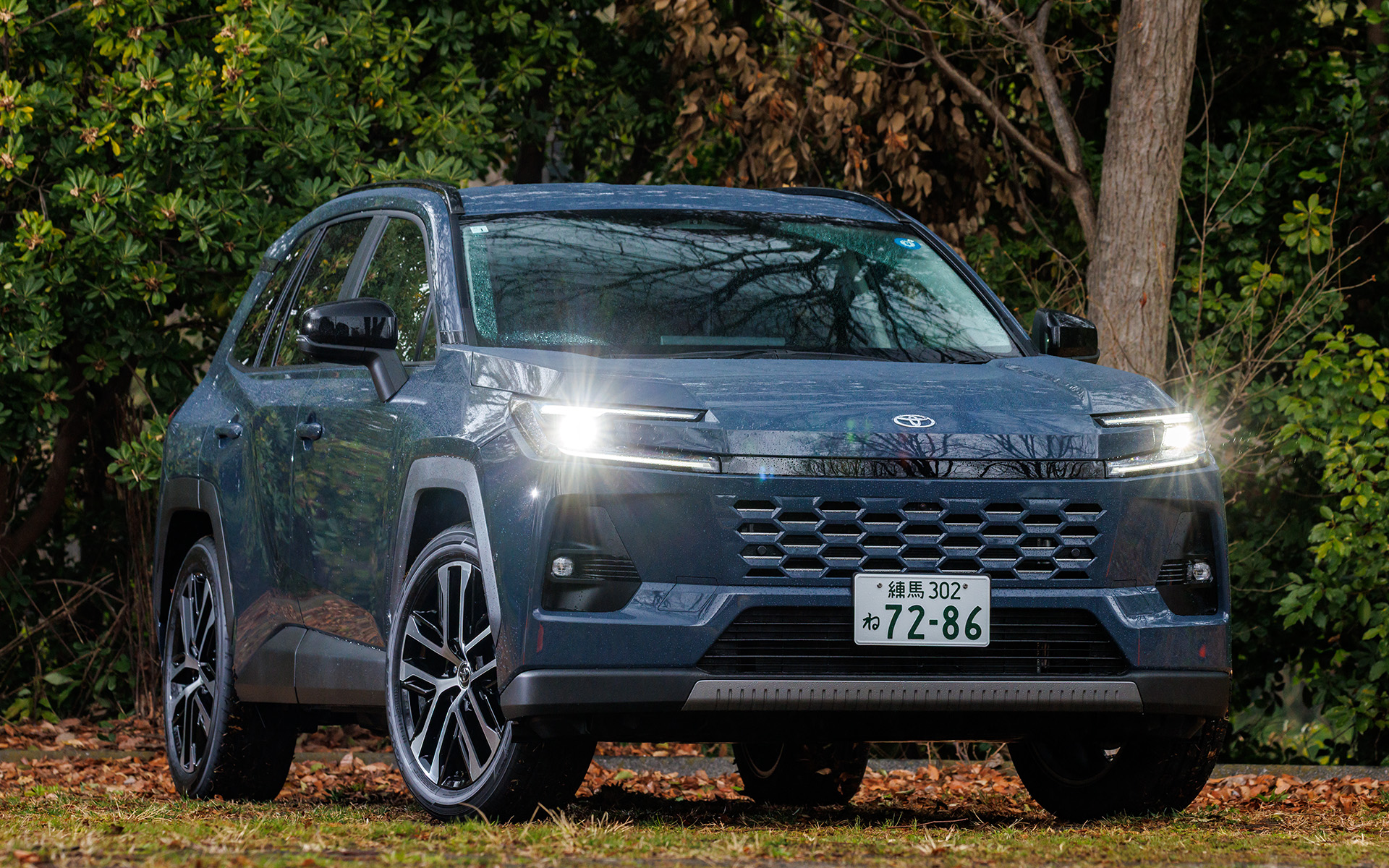 新型RAV4のZモデル。最高出力137kW（186PS）/最大トルク221Nmを発生するE-Fourの4WDシステムを装備