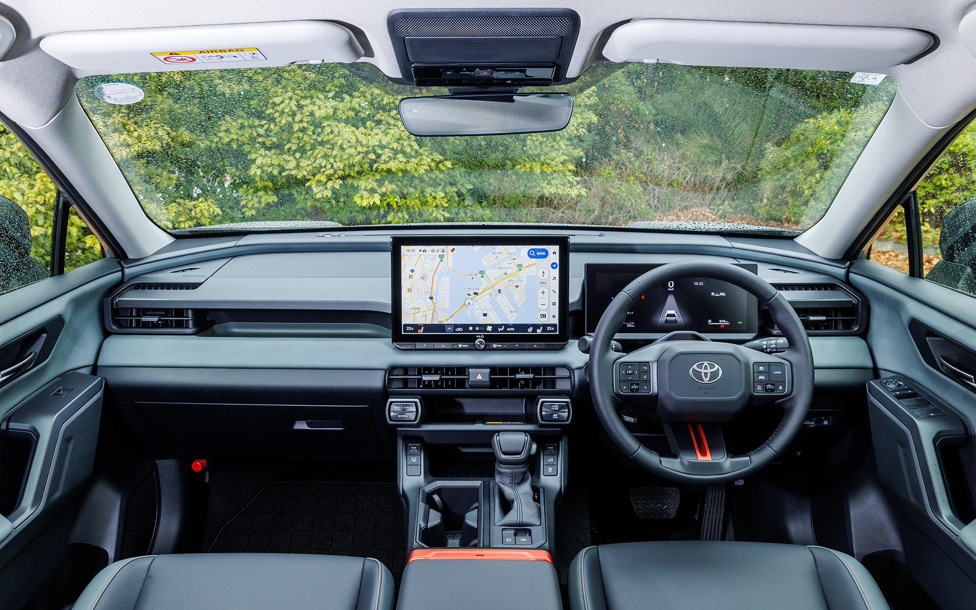 アリーンを採用し、大画面化されたIVI（In Vehicle Infotainment）画面が目を引くコクピットデザイン。アイランドアーキテクチャを採用し、水平が分かりやすくなっている