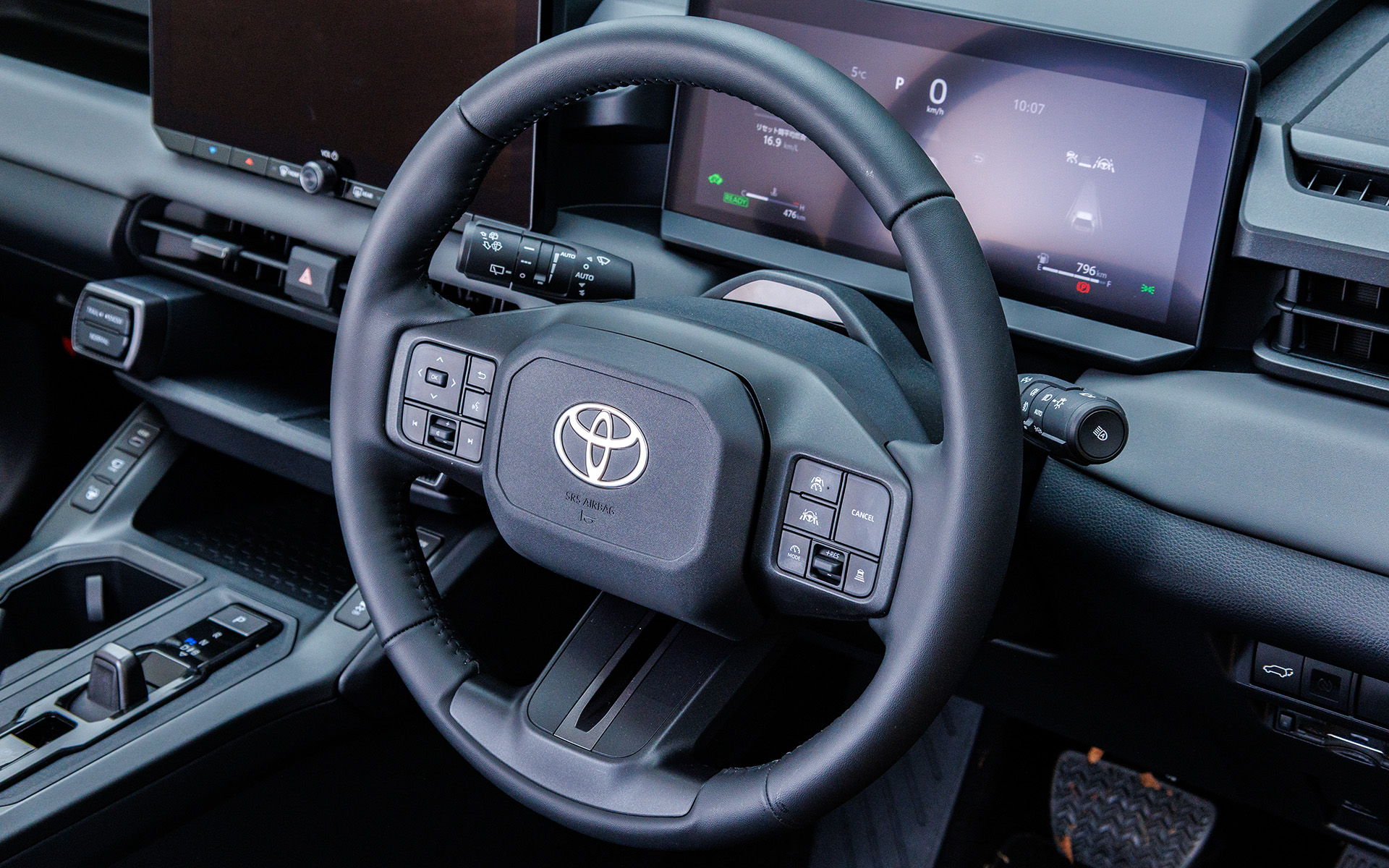 ステアリングまわり。メーターパネルもメータークラスターに囲まれないオープンタイプに。IVI画面と合わせて、2スレートタイプのデザインとなった