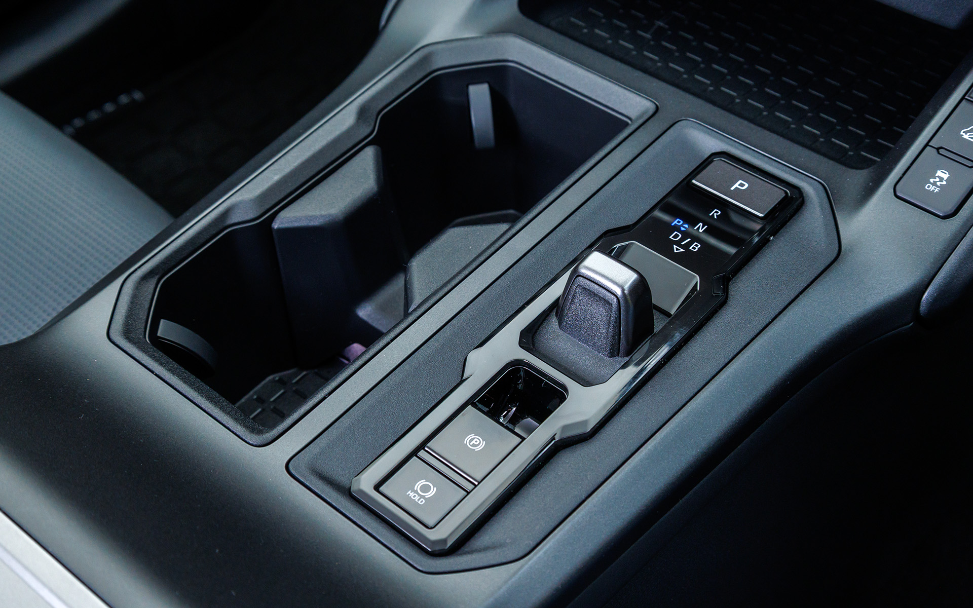 セレクトレバーまわり。シンプルな直進タイプのモードセレクトを行なう