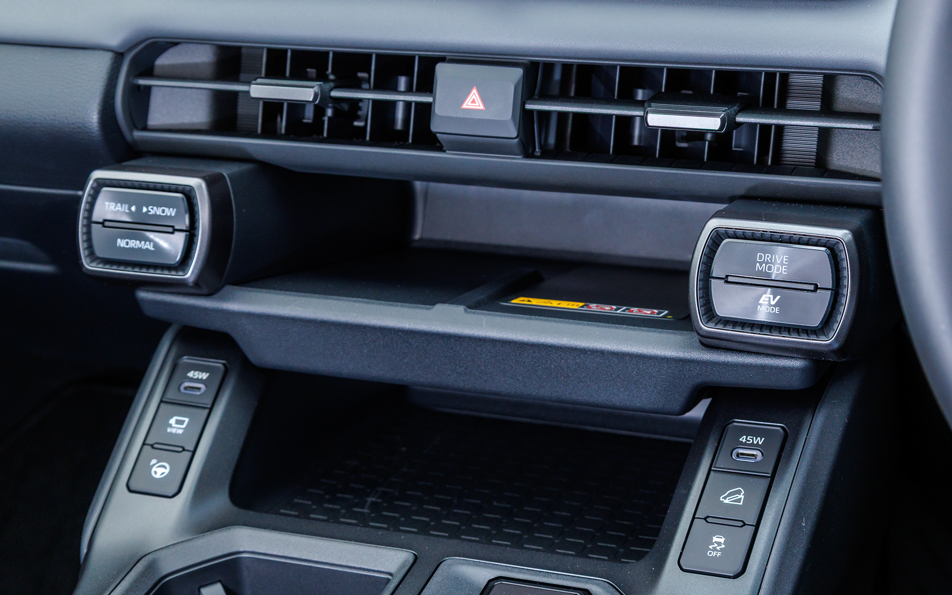 EVモードやドライブモードスイッチはこの位置に。USB-CもZは前席でPD45Wとなっていた