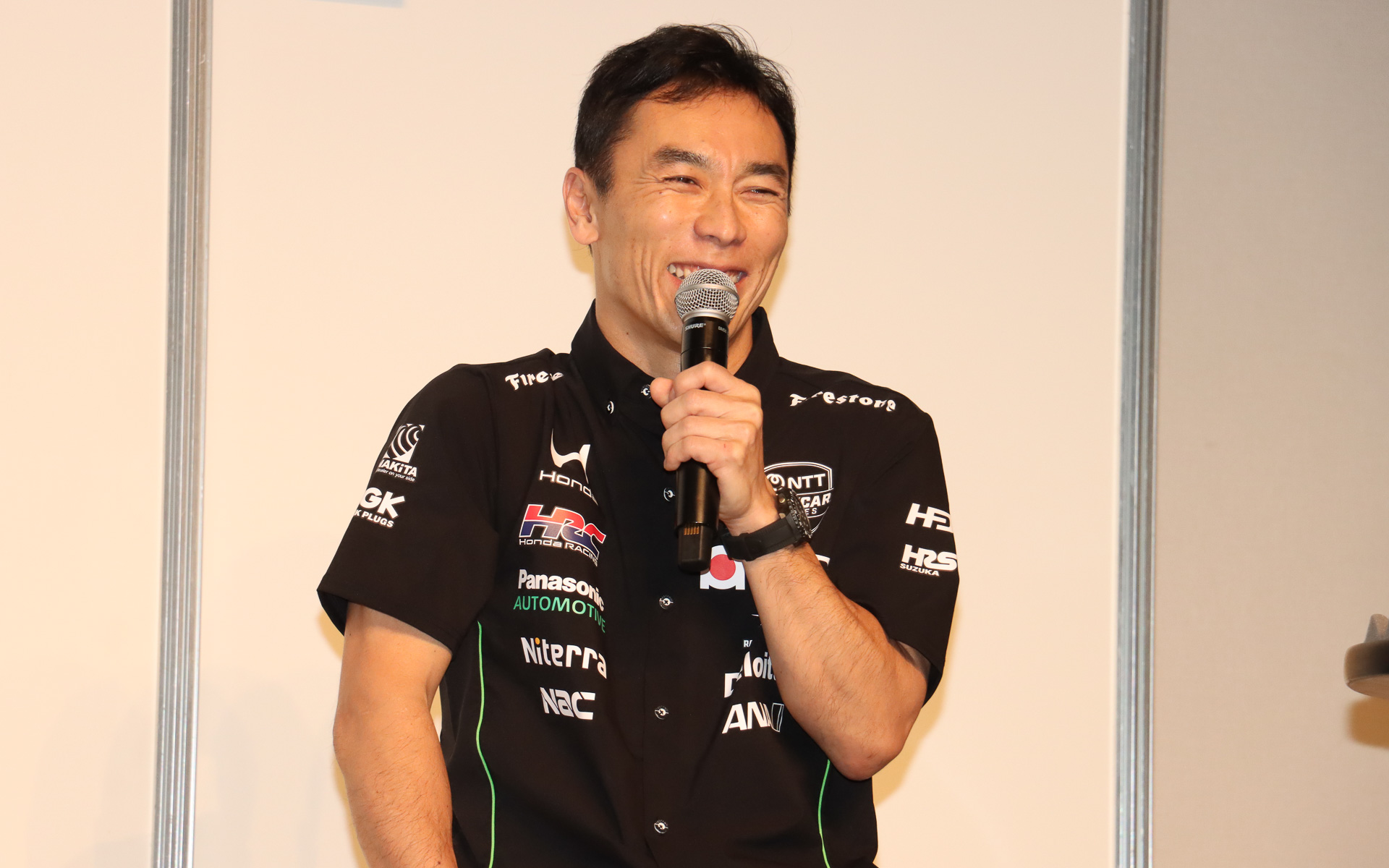 クラッシュ時にぶつけてヒビが入った骨は体の左側で、コースは左曲がりだから大した問題じゃなかったと笑顔で語る佐藤琢磨選手