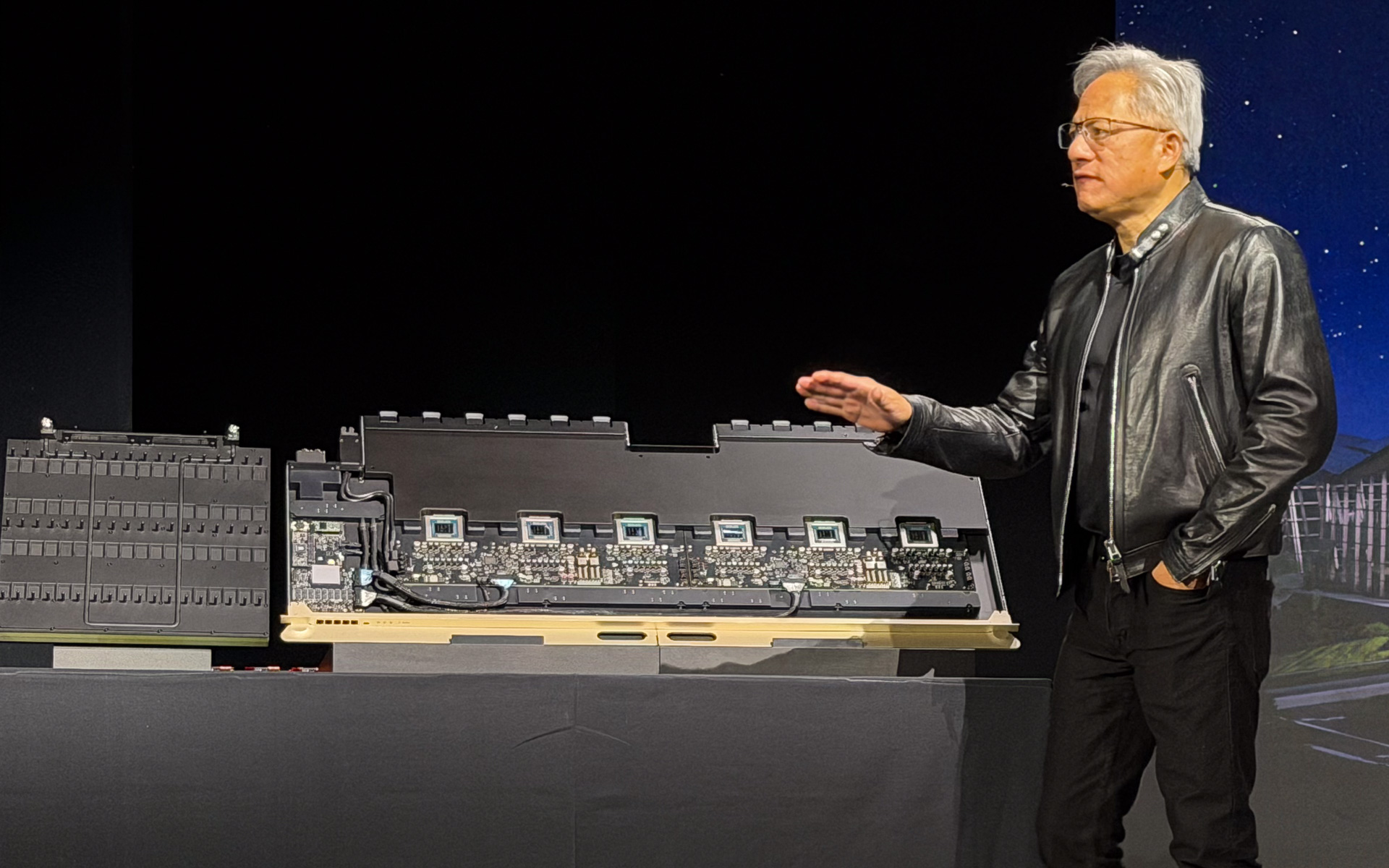 今回発表の製品群を前に将来構想を語るジェンスン・フアン氏