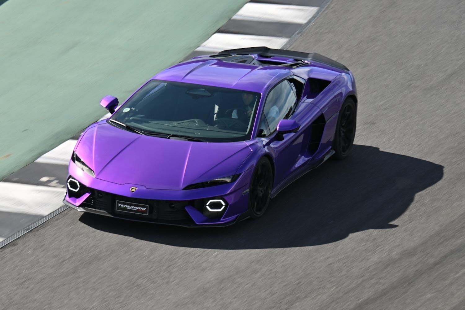 テメラリオと搭載するV8エンジン