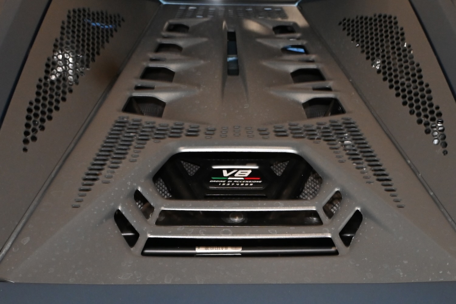 テメラリオと搭載するV8エンジン