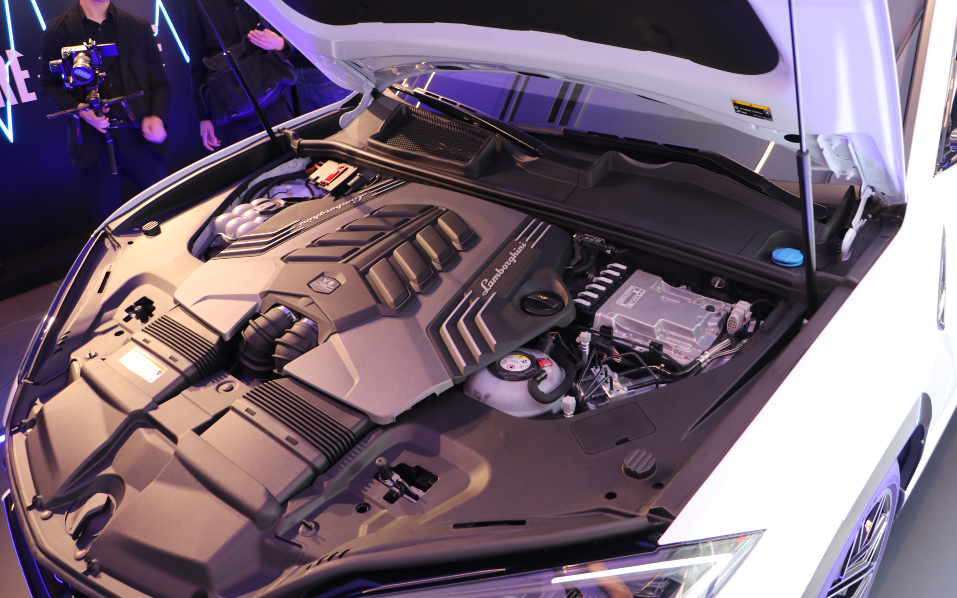 ウルスSEと搭載するV8エンジン