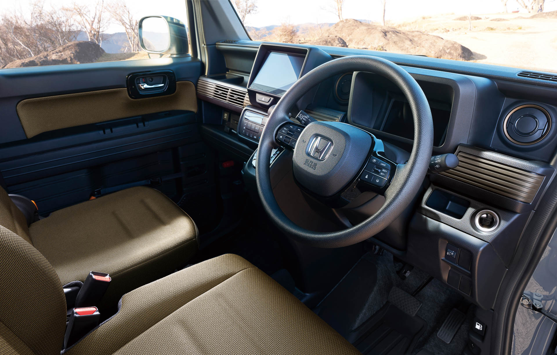 N-VAN FUN・ターボ 特別仕様車 NATURE STYLE（ブラック×カーキ）オプション装着車のインストルメントパネルイメージ