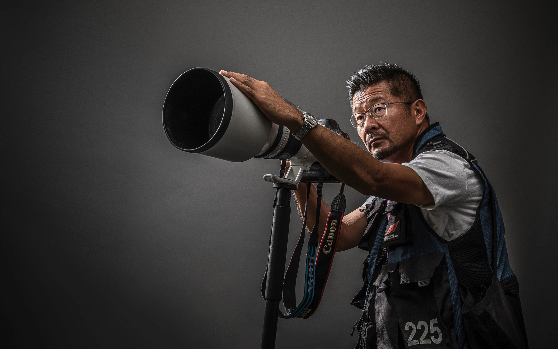 F1カメラマンの熱田護氏。1963年、三重県鈴鹿市生まれ。東京工芸大学短期大学部写真技術科卒業。1985年にヴェガインターナショナルに入社。坪内隆直氏に師事し、2輪世界GPを転戦。1992年からフリーランスとしてF1をはじめとするモータースポーツや市販車の撮影を行なう。F1取材歴30年以上。日本人で最もF1現場を撮影したフォトグラファー