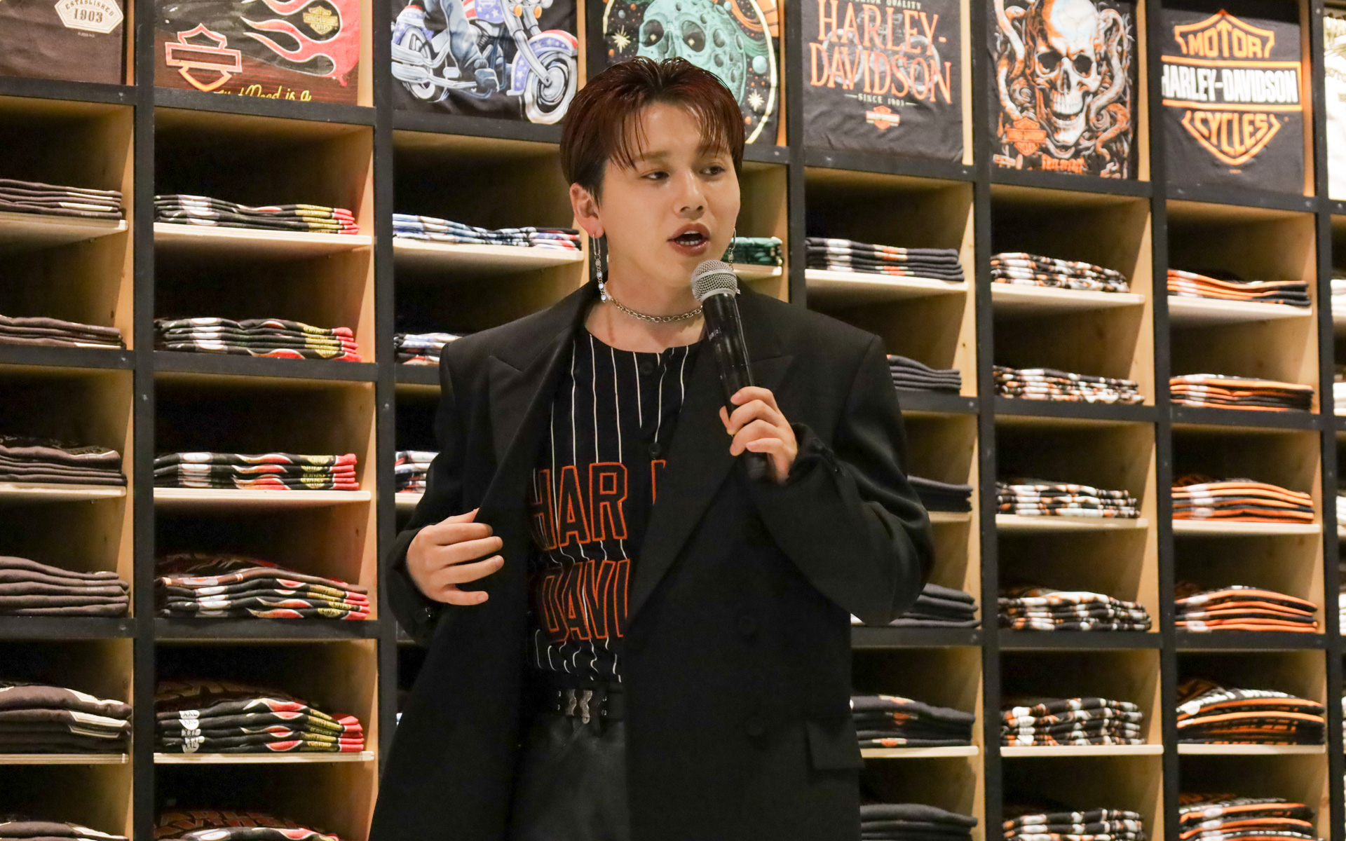 花村想太さんが登場し、ハーレーダビッドソンを取り込んだコーディネートを披露