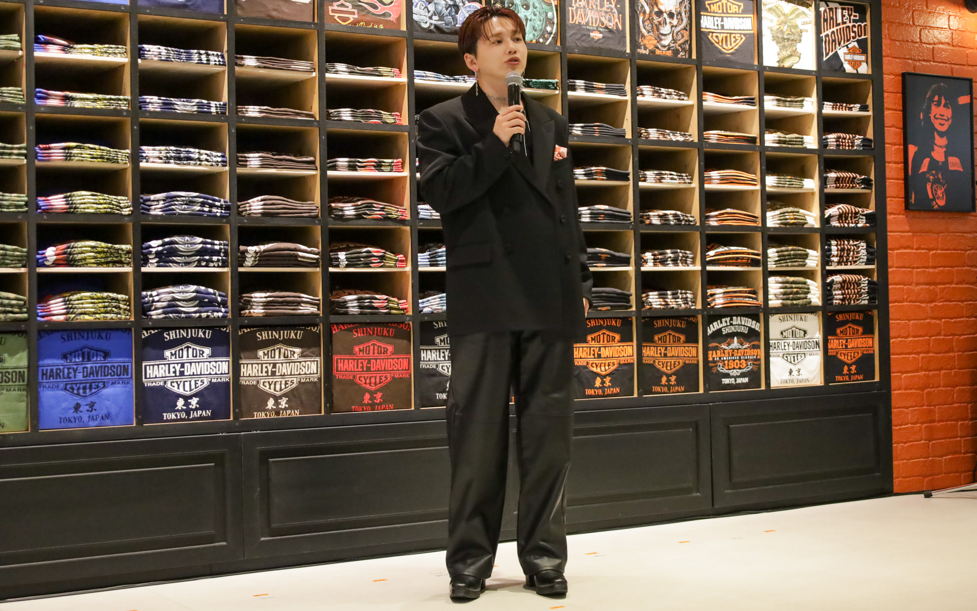 コーディネートを説明する花村想太さん