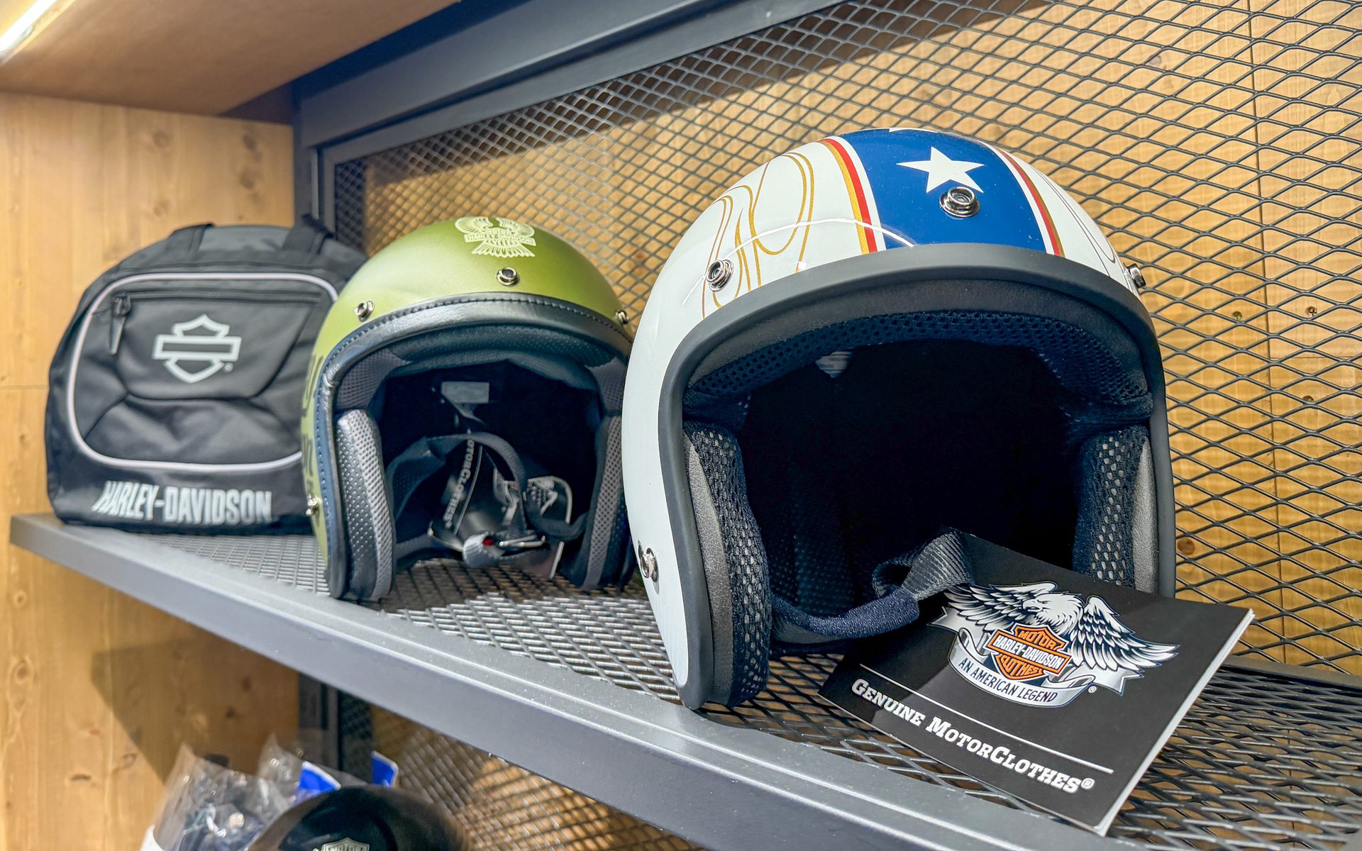 花村想太さんがコーディネートに取り入れたベースボールシャツなど、メンズ、レディースのハーレーダビッドソンアパレルやグッズが並ぶ