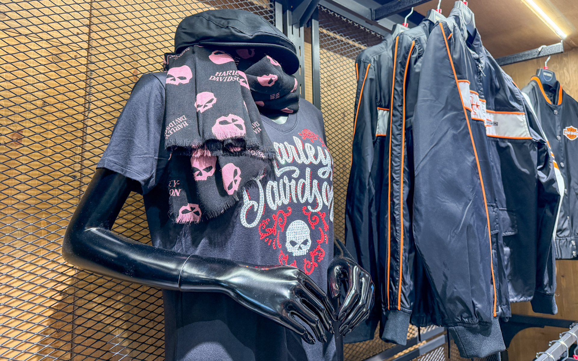 花村想太さんがコーディネートに取り入れたベースボールシャツなど、メンズ、レディースのハーレーダビッドソンアパレルやグッズが並ぶ