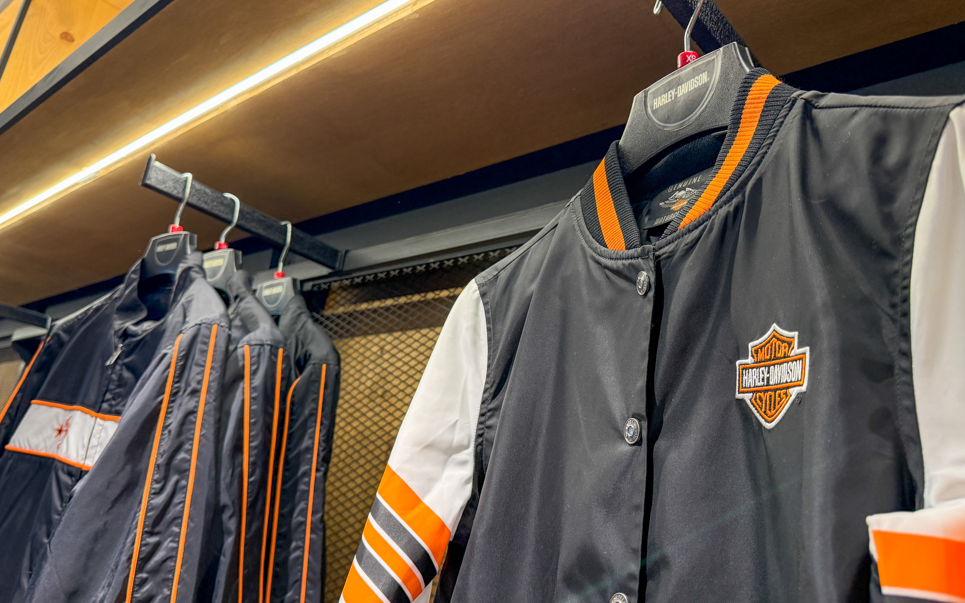 花村想太さんがコーディネートに取り入れたベースボールシャツなど、メンズ、レディースのハーレーダビッドソンアパレルやグッズが並ぶ