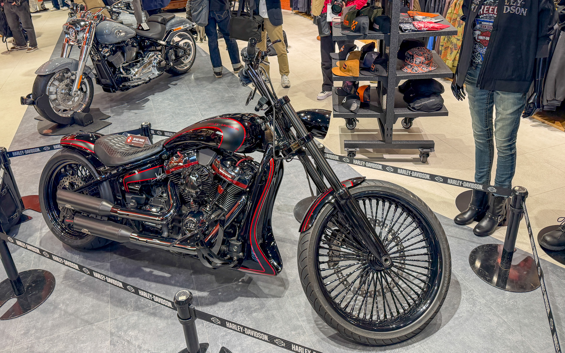 グランドオープン日の3月20日〜29日の期間限定で、ハーレーオーナーでもある花村想太さんが所有するカスタムハーレーを店内に展示