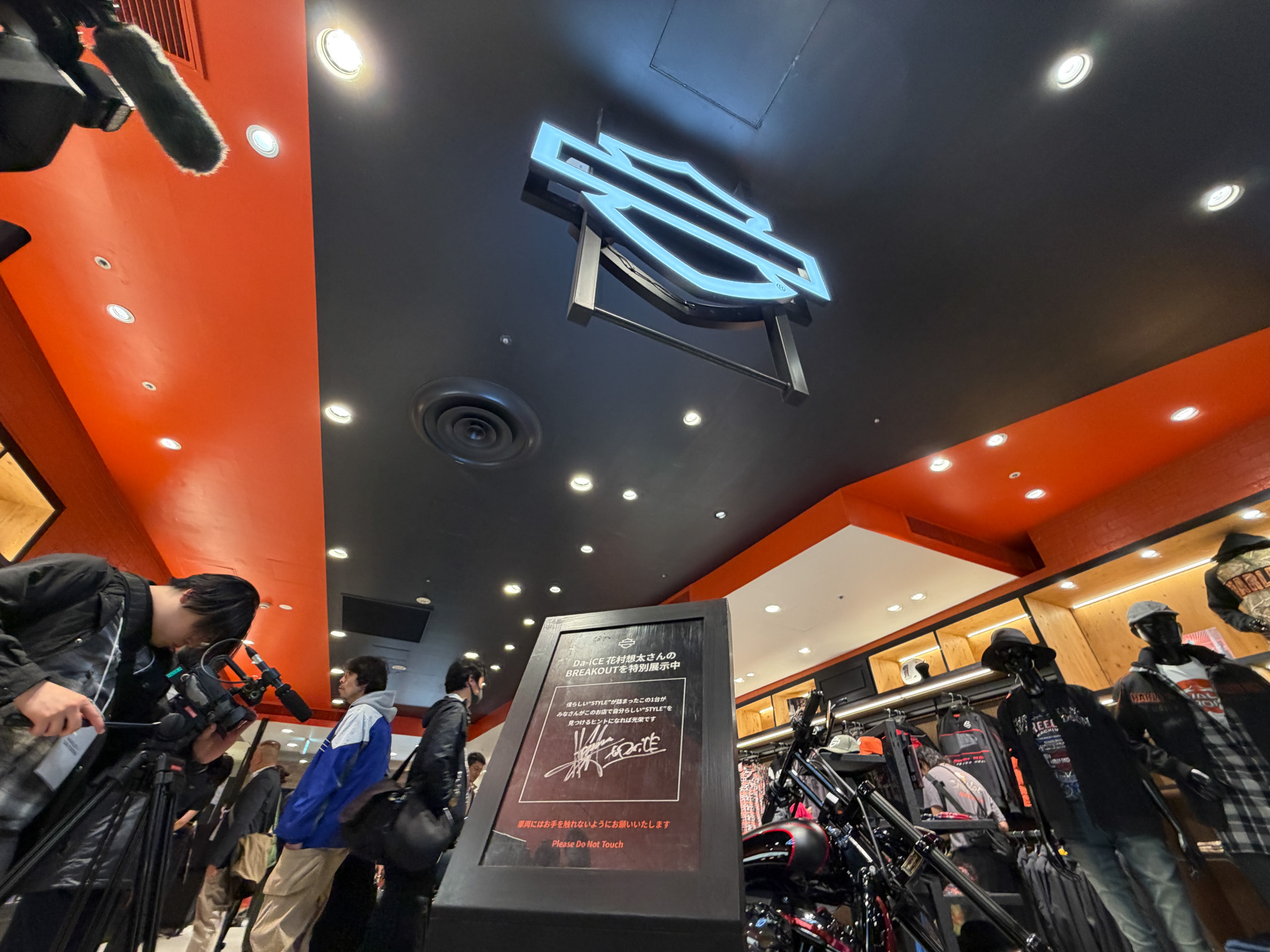 グランドオープン日の3月20日〜29日の期間限定で、ハーレーオーナーでもある花村想太さんが所有するカスタムハーレーを店内に展示