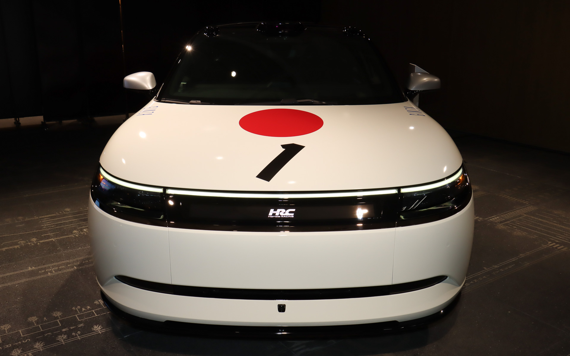 アフィーラ1にも「Calm White」と呼ばれる白系のボディカラーが設定されているが、RA272のわずかにクリームがかった白を再現するためフルラッピングを実施。塗装に関する資料はホンダにも残っていなかったため、担当者が実車とカラー見本を照らし合わせながら色の再現に取り組んだとのこと